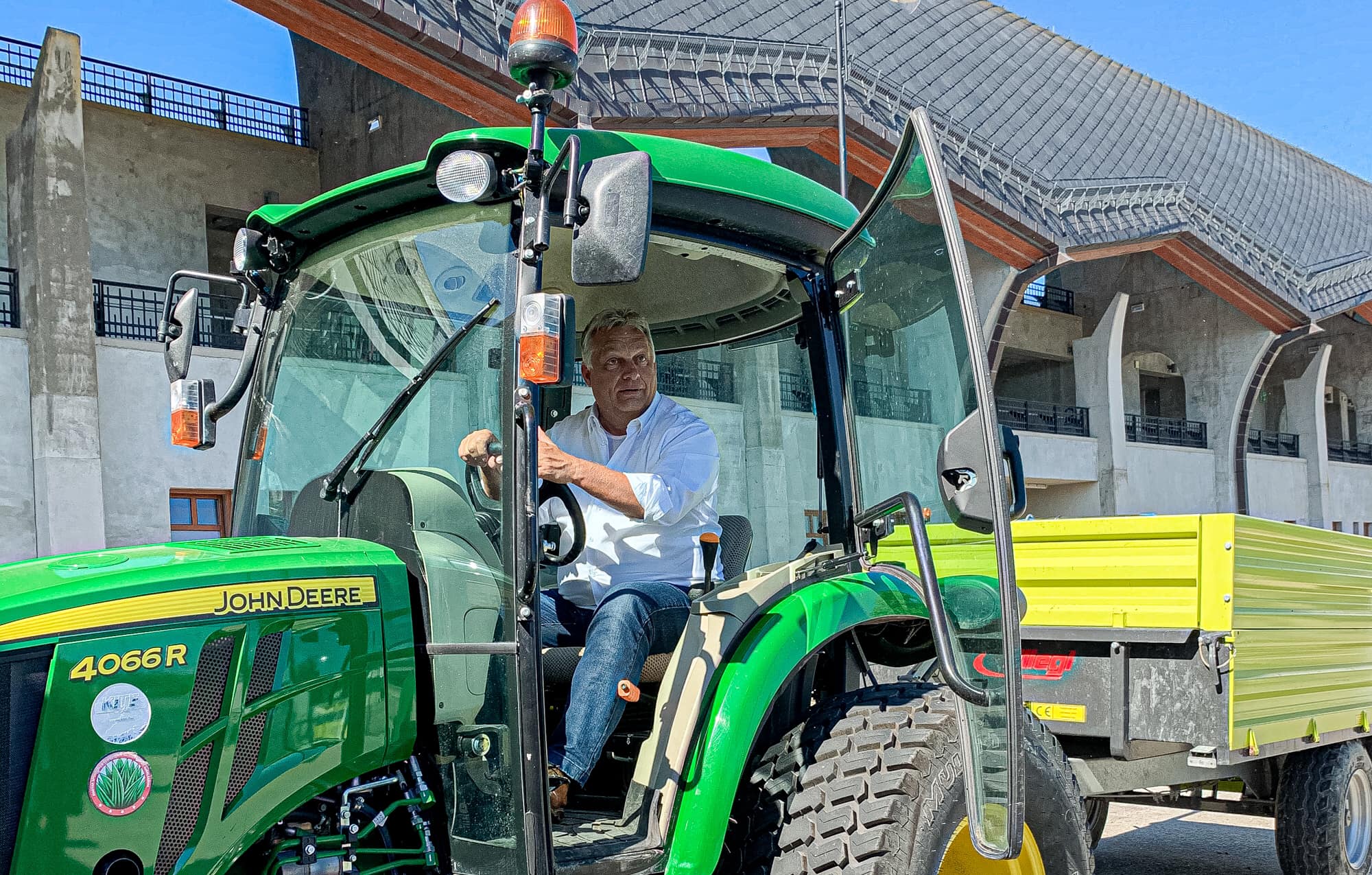 Orbán Viktor, Magyarország miniszterelnöke traktort vezet a háza mellé építtetett felcsúti stadion előtt 2020 szeptemberén.