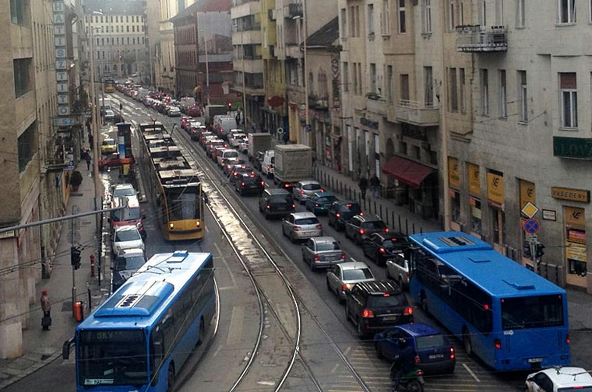 Egy pofonegyszerű, olcsó megoldással barátságosabbá és hatékonyabbá lehetne tenni Budapest közlekedését