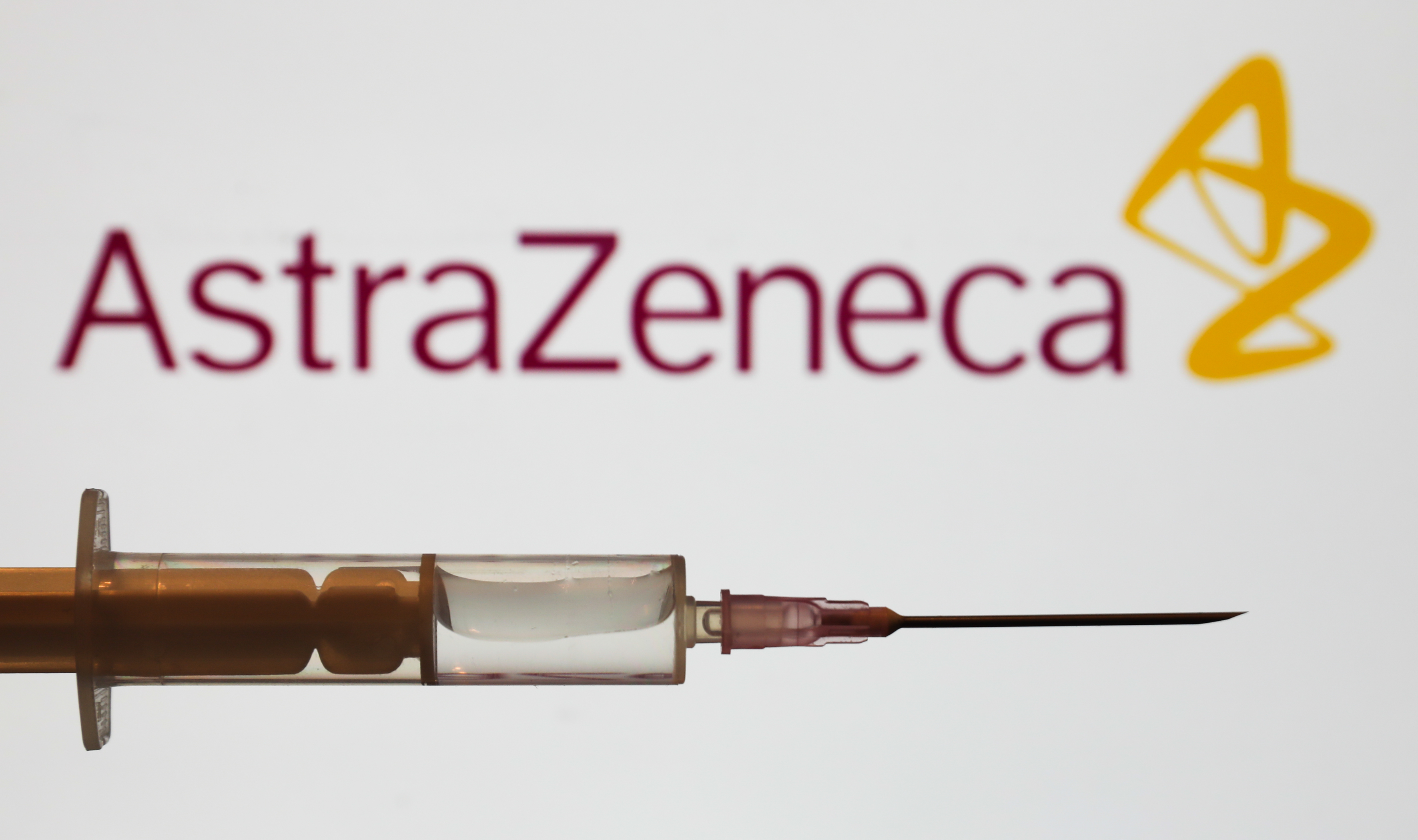 Milliószámra árulnak AstraZeneca vakcinát európai kormányoknak a feketepiacon
