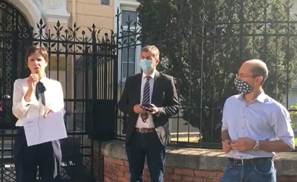 Ellenzéki képviselők az orosz nagykövetséghez mentek, hogy kiálljanak Navalnij mellett