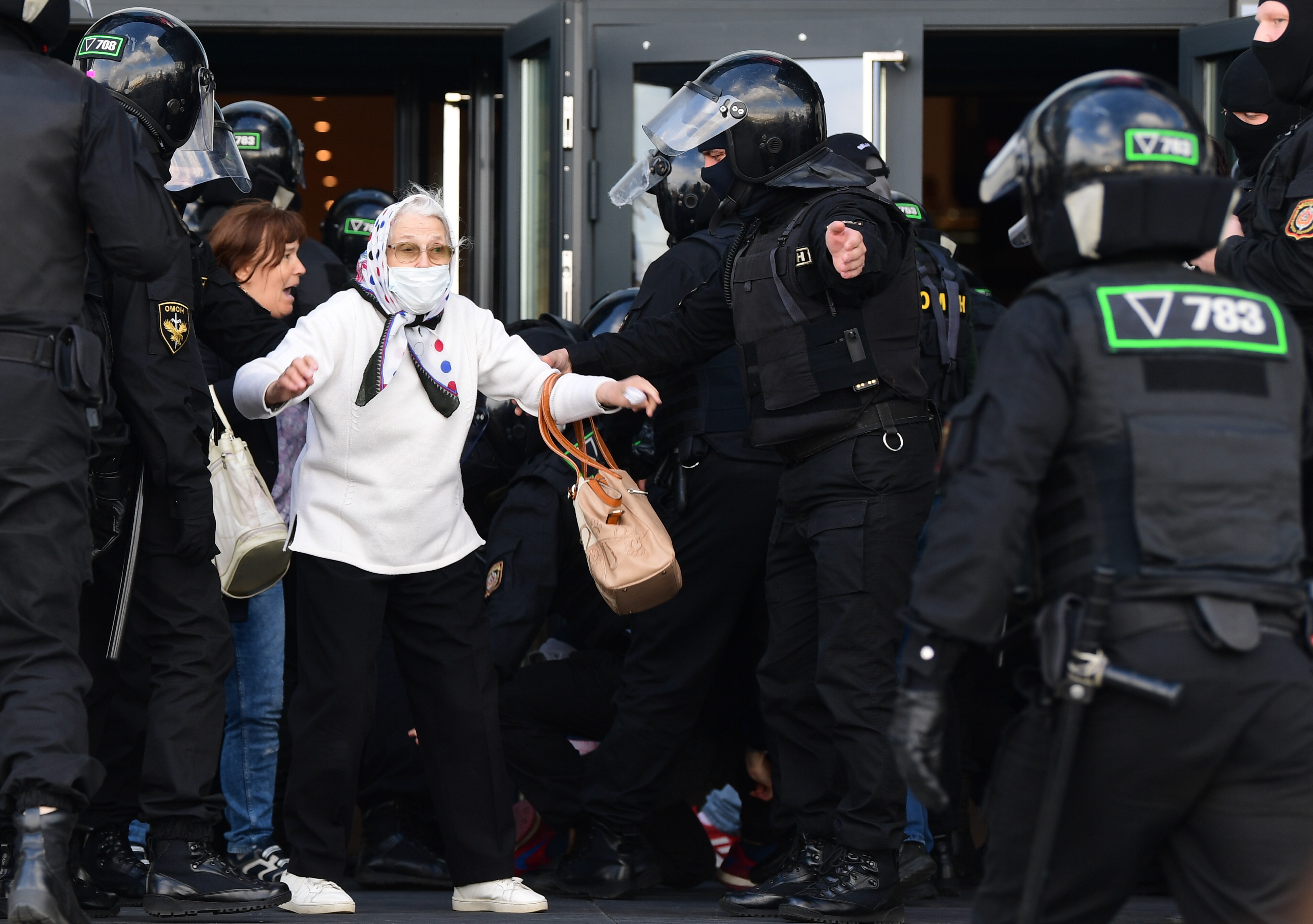 Egy idős nő áttör a rendőrökön Minszkben 2020. szeptember 13-án.