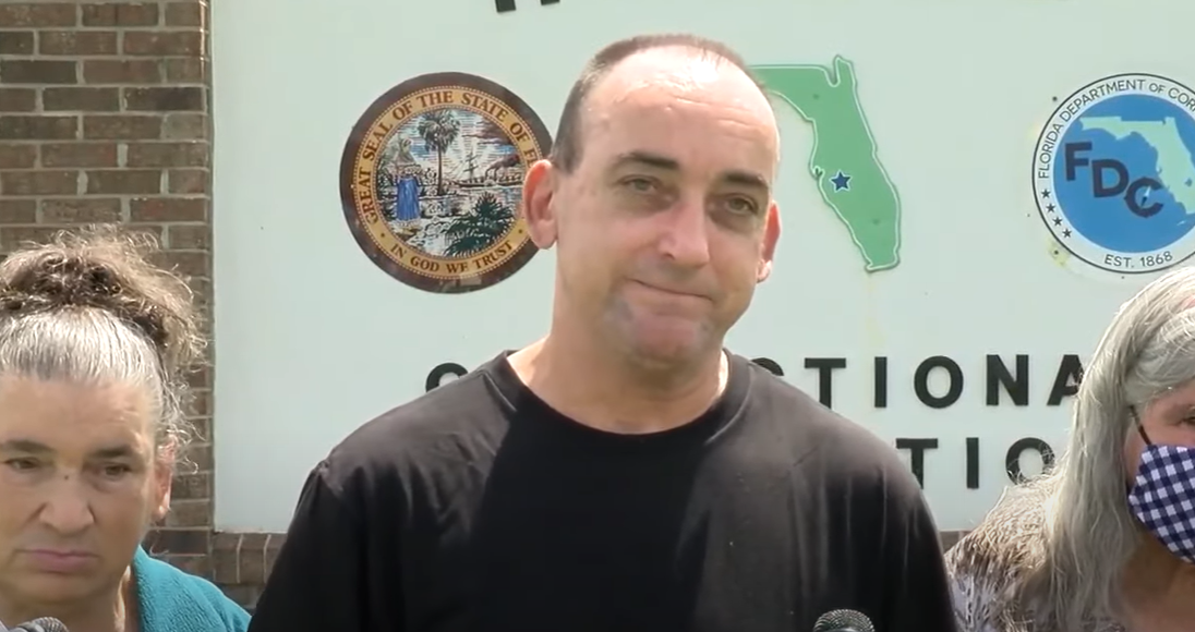 37 év után szabadult a floridai férfi, akit tévesen ítéltek előbb halálra, majd életfogytiglanra egy nemi erőszak és egy gyilkosság után