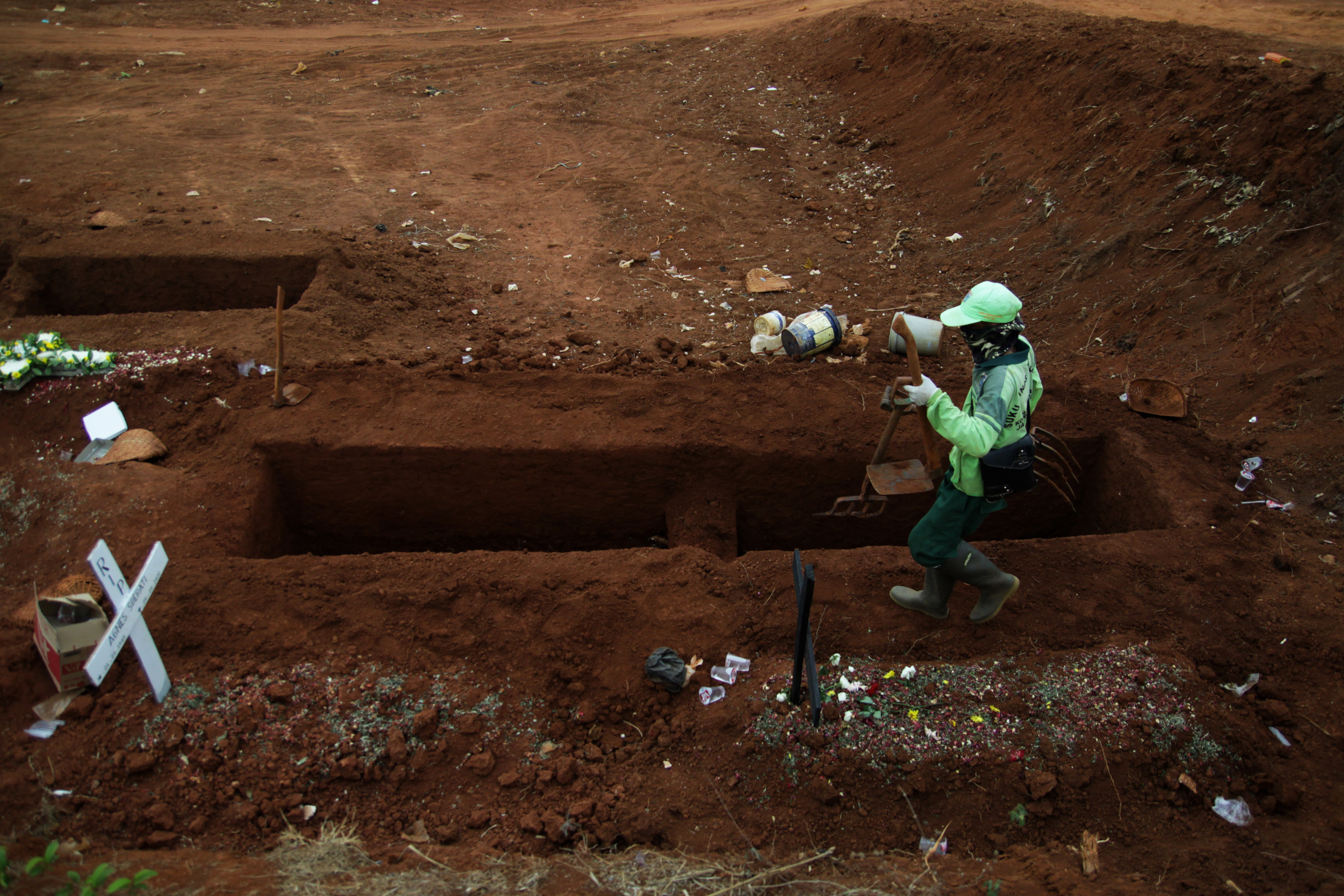 Maszkellenesekkel ásatják a koronavírus áldozatainak sírjait egy indonéz tartományban
