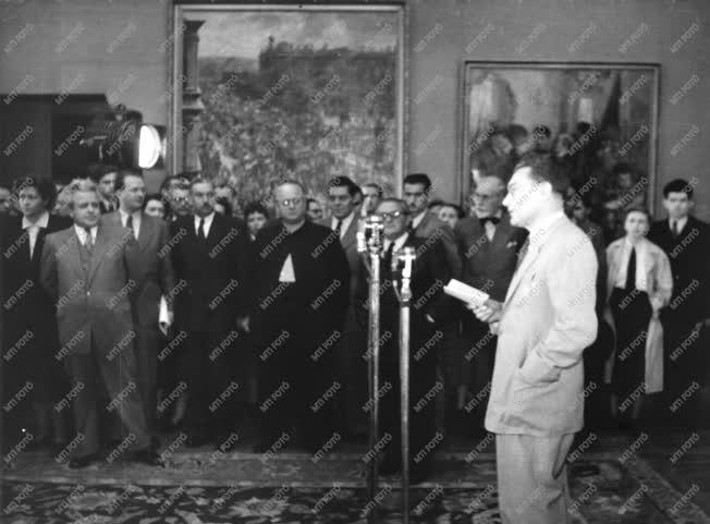 Révai József, a Magyar Dolgozók Pártjának főtitkár-helyettese, népművelési miniszter beszél a magyar-szovjet képzőművészeti kiállítás megnyitóján a Nemzeti Szalon kiállítótermében, 1949