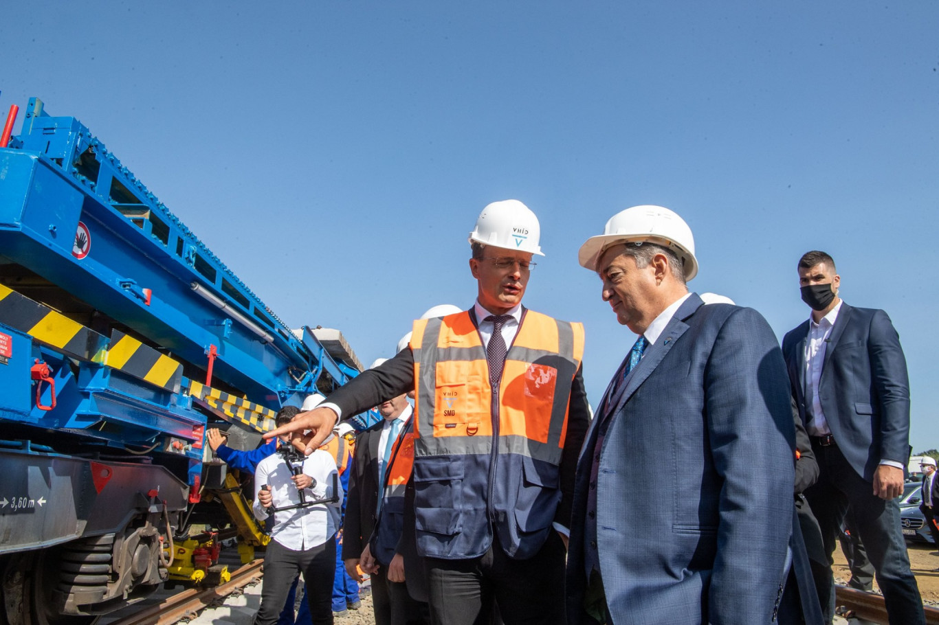 Szijjártó Péter a Harcosok Órájában: Mészáros Lőrinc és a média kettős mércéje Szijjártó Péter a Harcosok Órájában: Mészáros Lőrinc és a média kettős mércéje