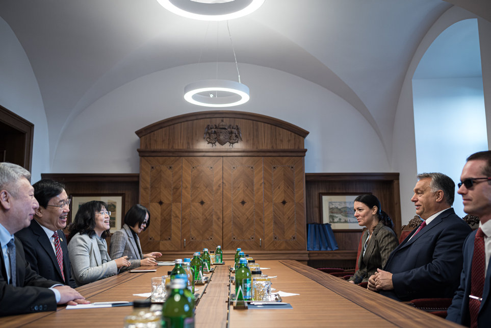 Orbán Viktor kormányfő és Hszü Ning-seng, a Fudan Egyetem rektora tárgyal a Miniszterelnöki Hivatalban 2019. október 31-én. Orbán jobb oldalán Szilas Cecília miniszterelnöki főtanácsadó, a balján Horváth Levente.