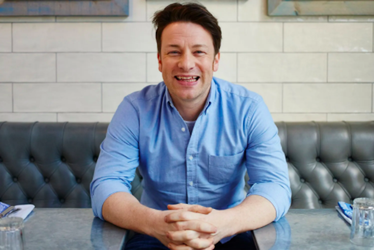 Új, házhozszállítós Jamie Oliver-éttermet nyit a házhozszállítós éttermeket májusban durván betámadó Zsidai Roy