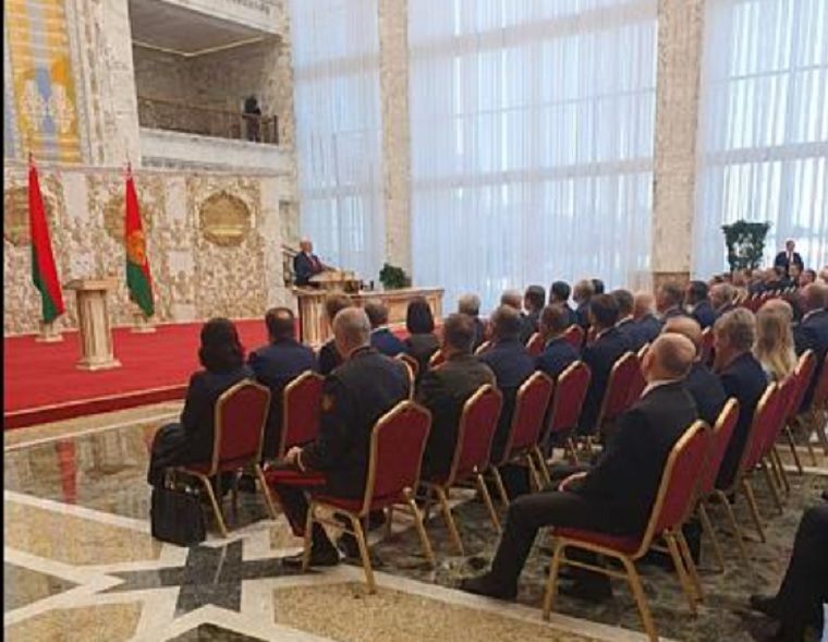 Lukasenkát előzetes bejelentés nélkül egyszercsak beiktatták hatodik elnöki ciklusára, az állami tévében inkább nem is adták élőben