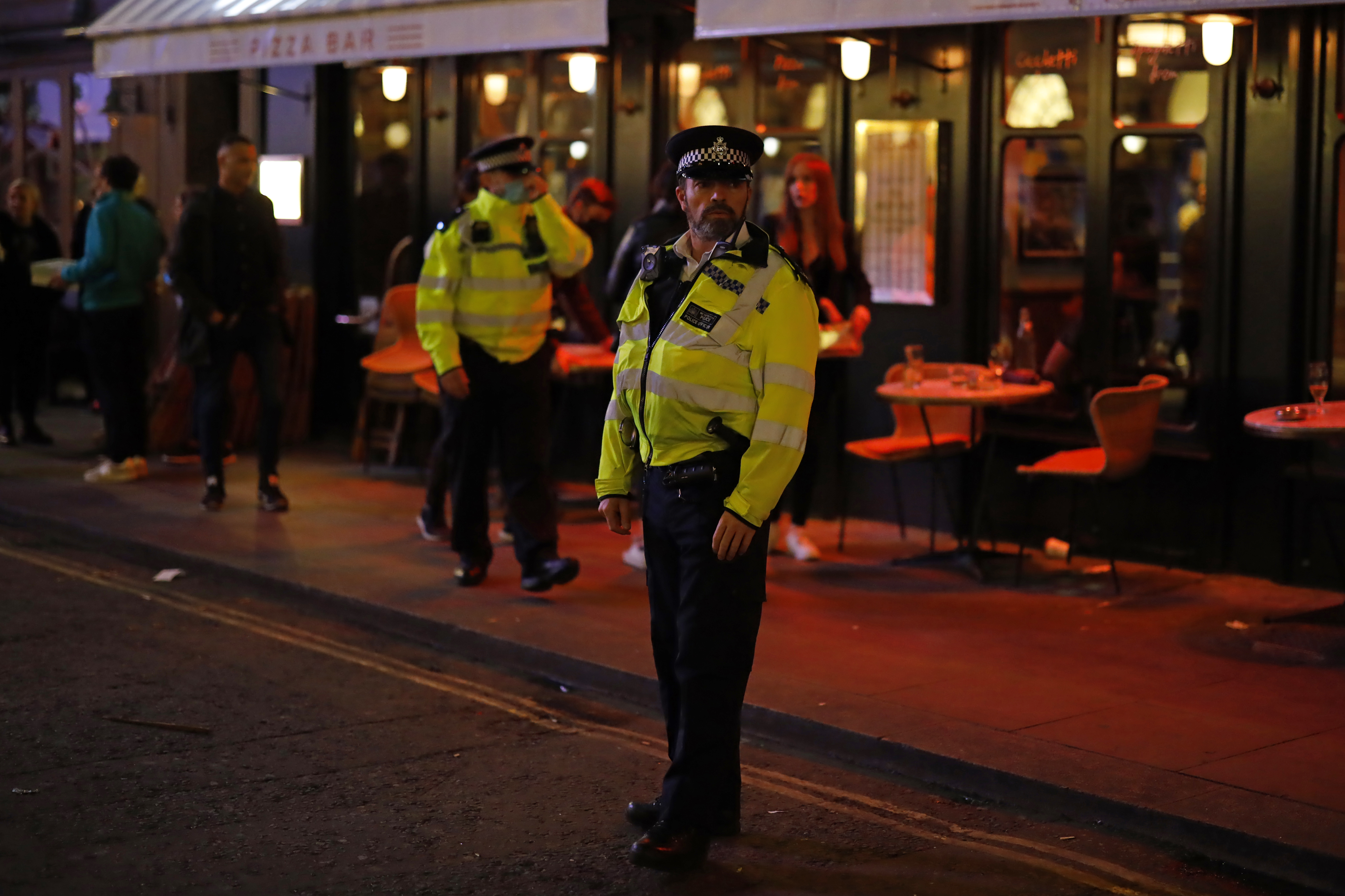 Egy letartóztatott férfi lelőtt egy londoni rendőrt a rendőrfőkapitányságon