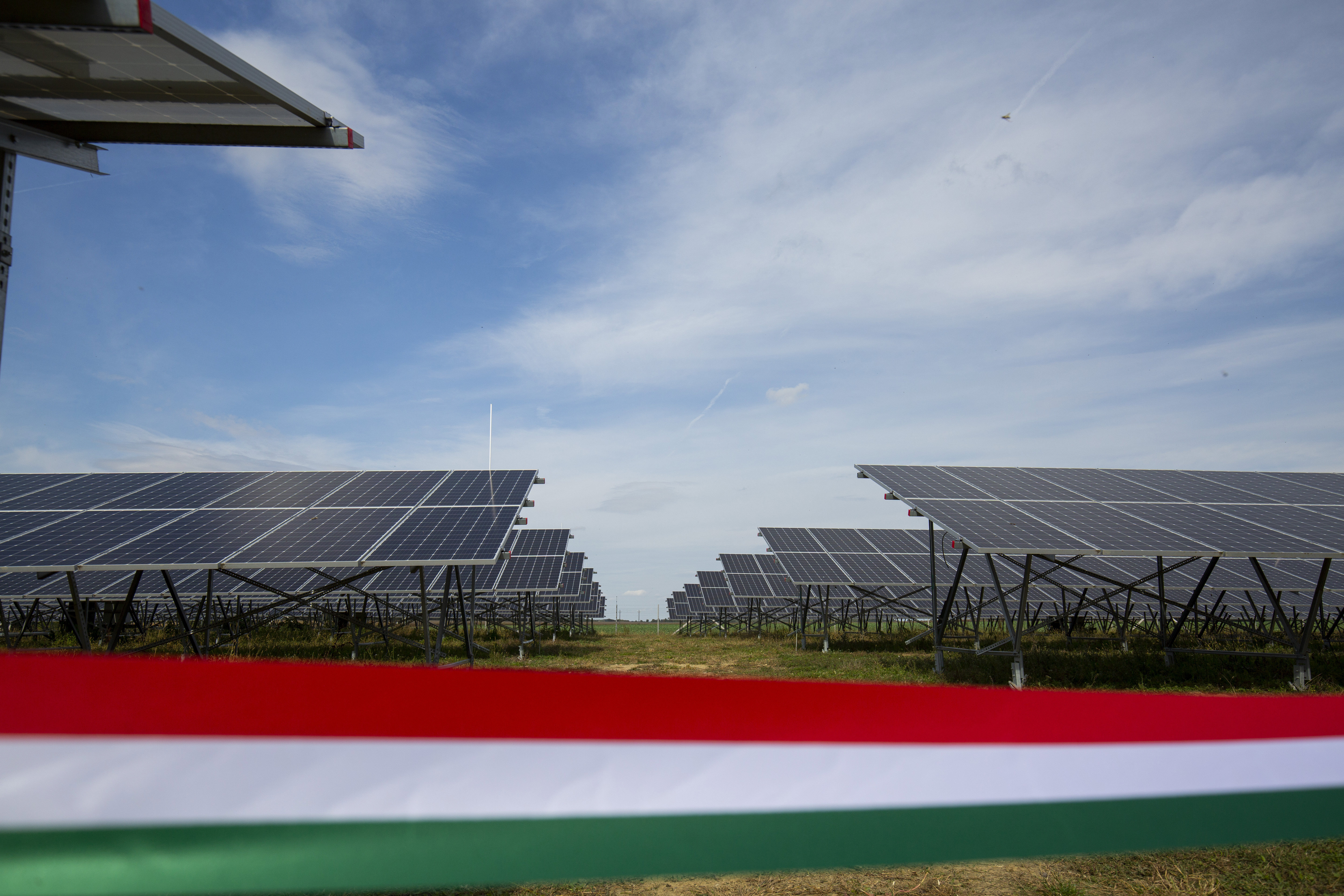 Az Astrasun cégcsoport 600 millió forintból épült mintegy másfél megawatt teljesítményű napelemparkjának részlete Csurgón az átadóünnepség napján, 2020. október 2-án.