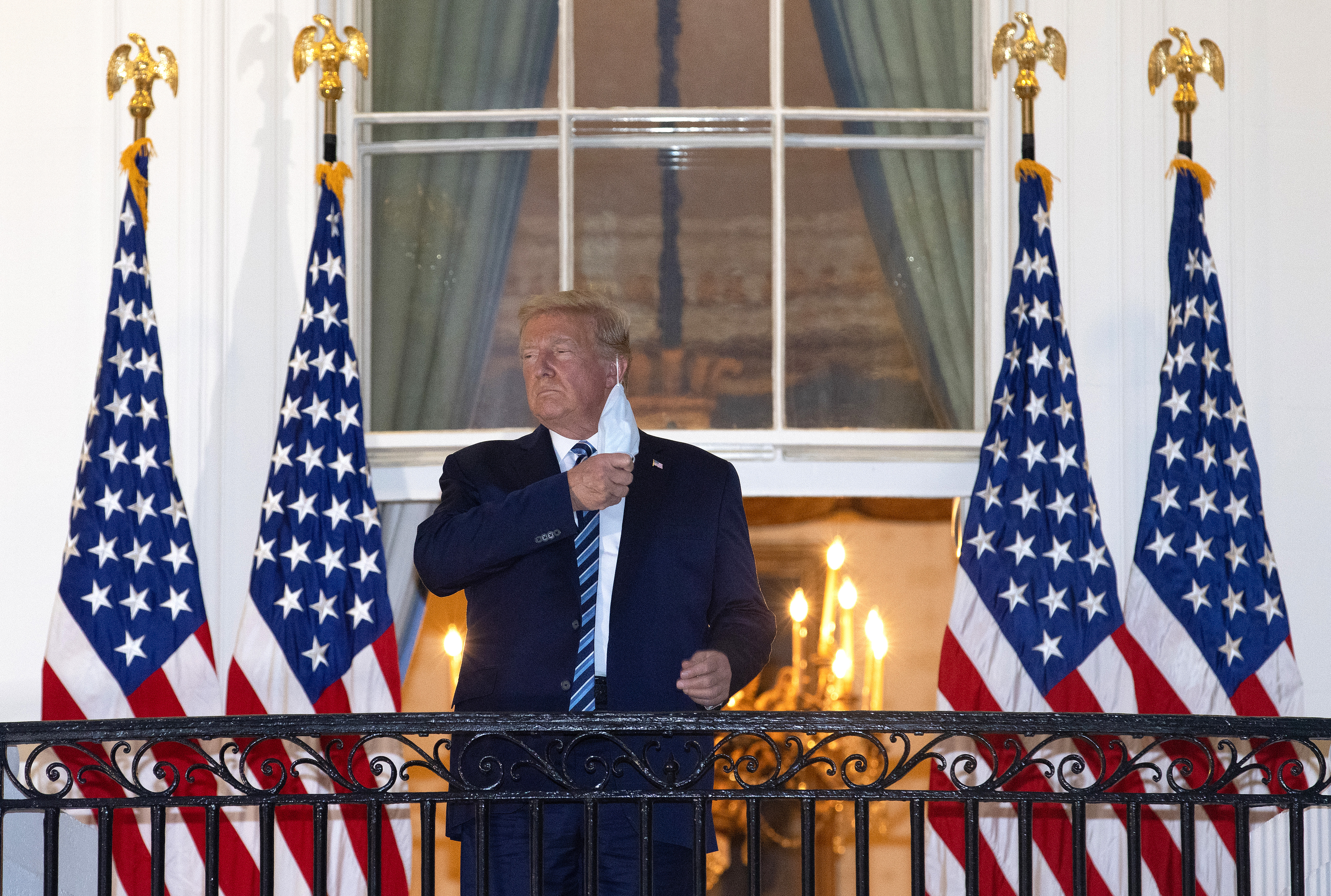 Trump visszatért a Fehér Házba, rögtön levette a maszkját