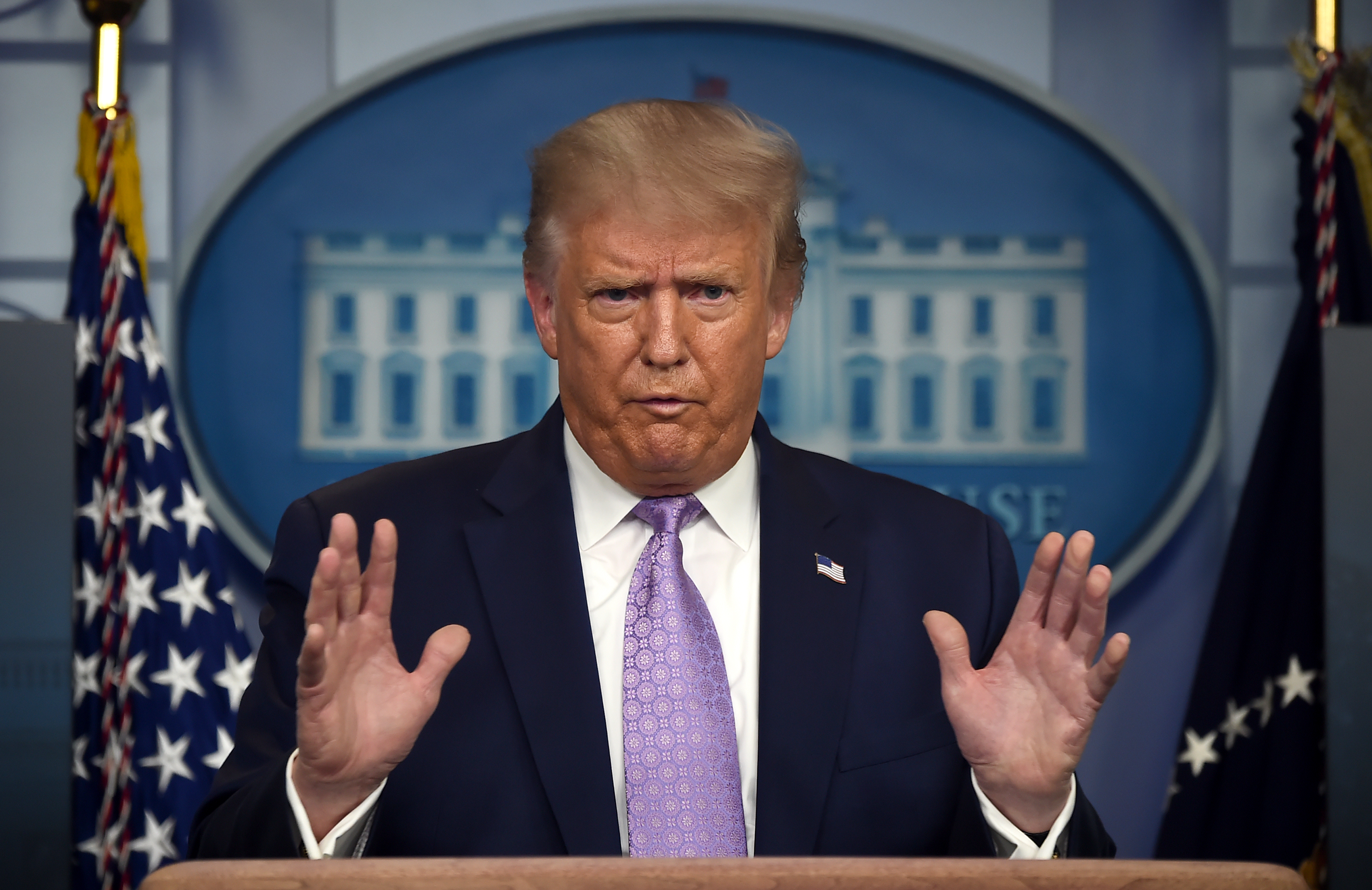 A torkát köszörülő Trump nem árulta el a Fox riporterének, hogy van-e már negatív tesztje