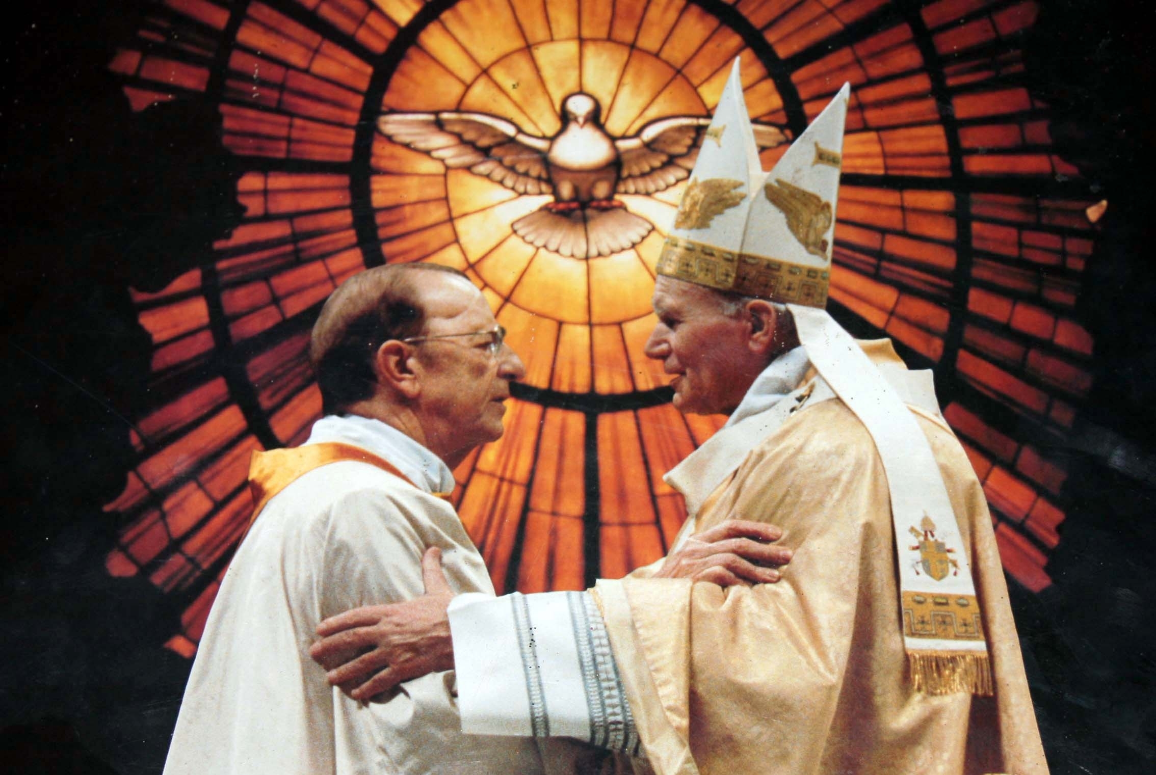 II. János Pál és Marcial Maciel, a Krisztus Légiója alapítója, a legalább 60 kiskorút molesztáló szexuális ragadozó, akinek tetteiről évtizedek óta tudott az egyház. Benedek pápa végül leváltotta, de a papi rendből nem zárta ki