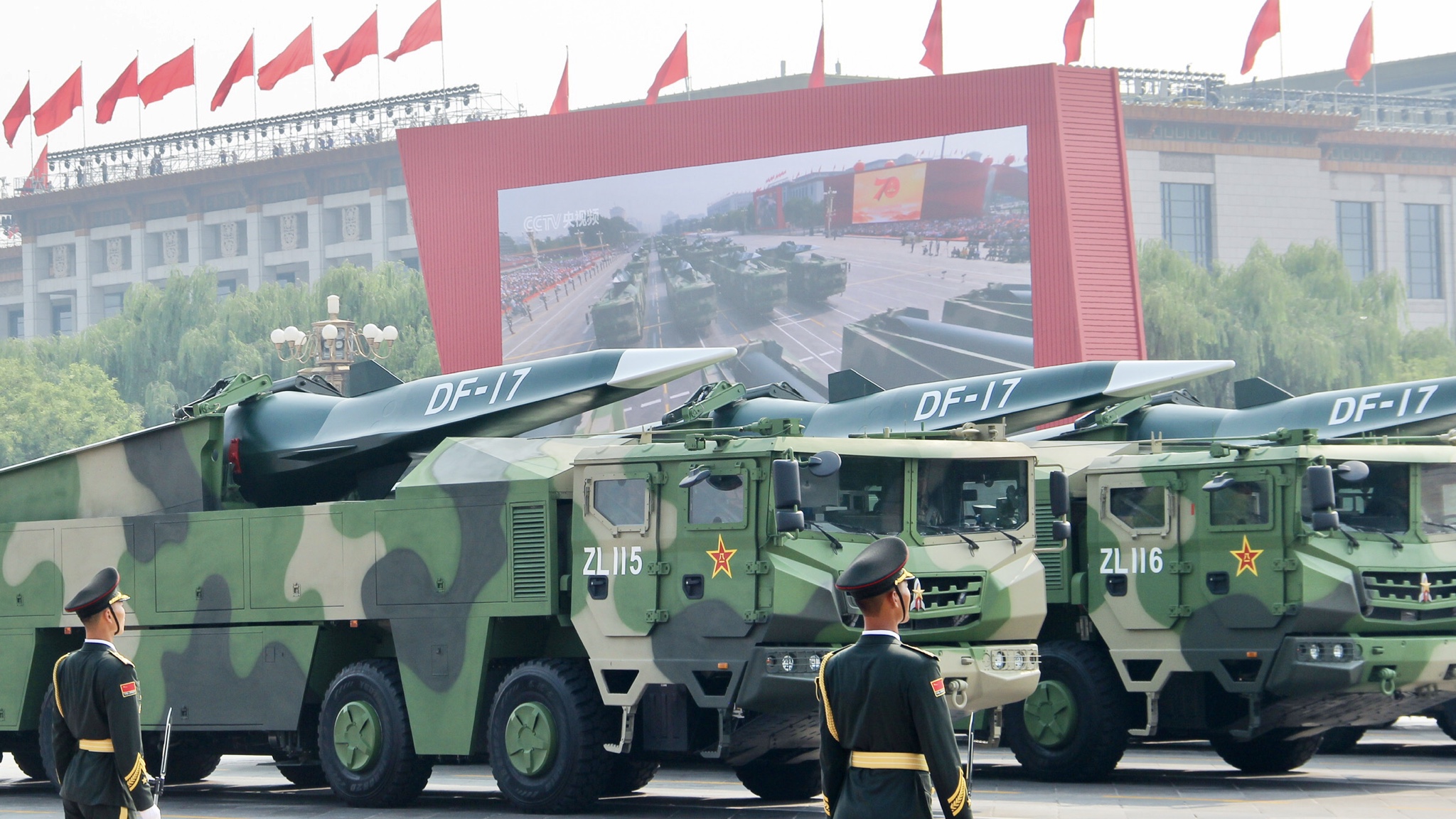 A DF-17 hiperszonikus csapásmérő rendszer egy kínai katonai parádén.