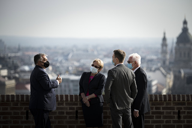 Orbán Viktor kormányfõ (b) fogadja Kincses Gyulát, a Magyar Orvosi Kamara elnökét (j), valamint Álmos Péter Zoltánt (j2) és Lénárd Ritát, a Magyar Orvosi Kamara alelnökeit a Karmelita kolostor teraszán 2020. október 3-án