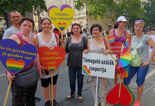 Az "LMBTQ-személyek szülei, támogatói" csoport tagjai. Fehér táblával az alapító, Gyémánt Ágnes. 