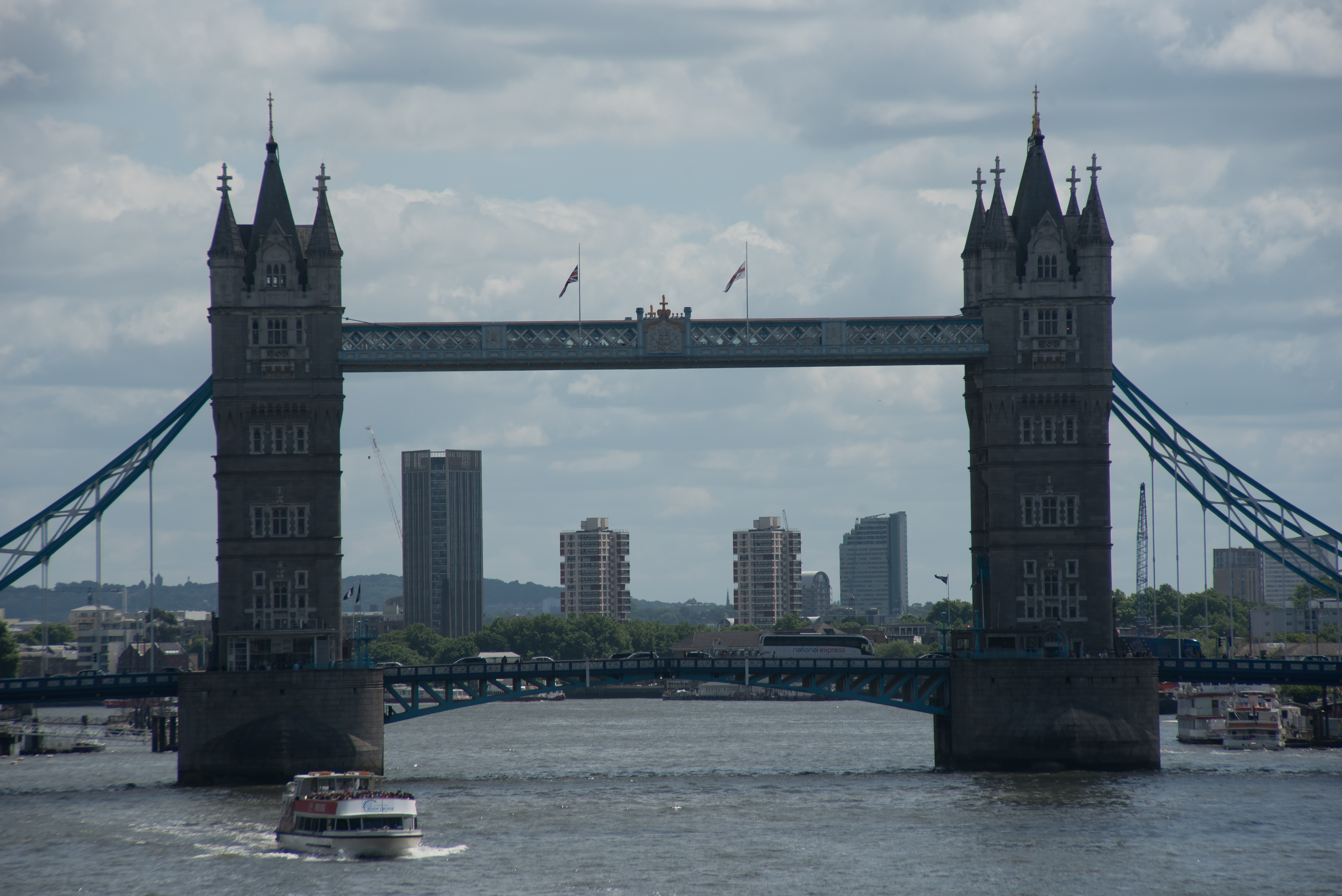 A London Bridge egy másik, 2017-es terrortámadás után, amikor három férfi a tömegbe hajtott, majd késekkel kaszabolni kezdték az embereket.