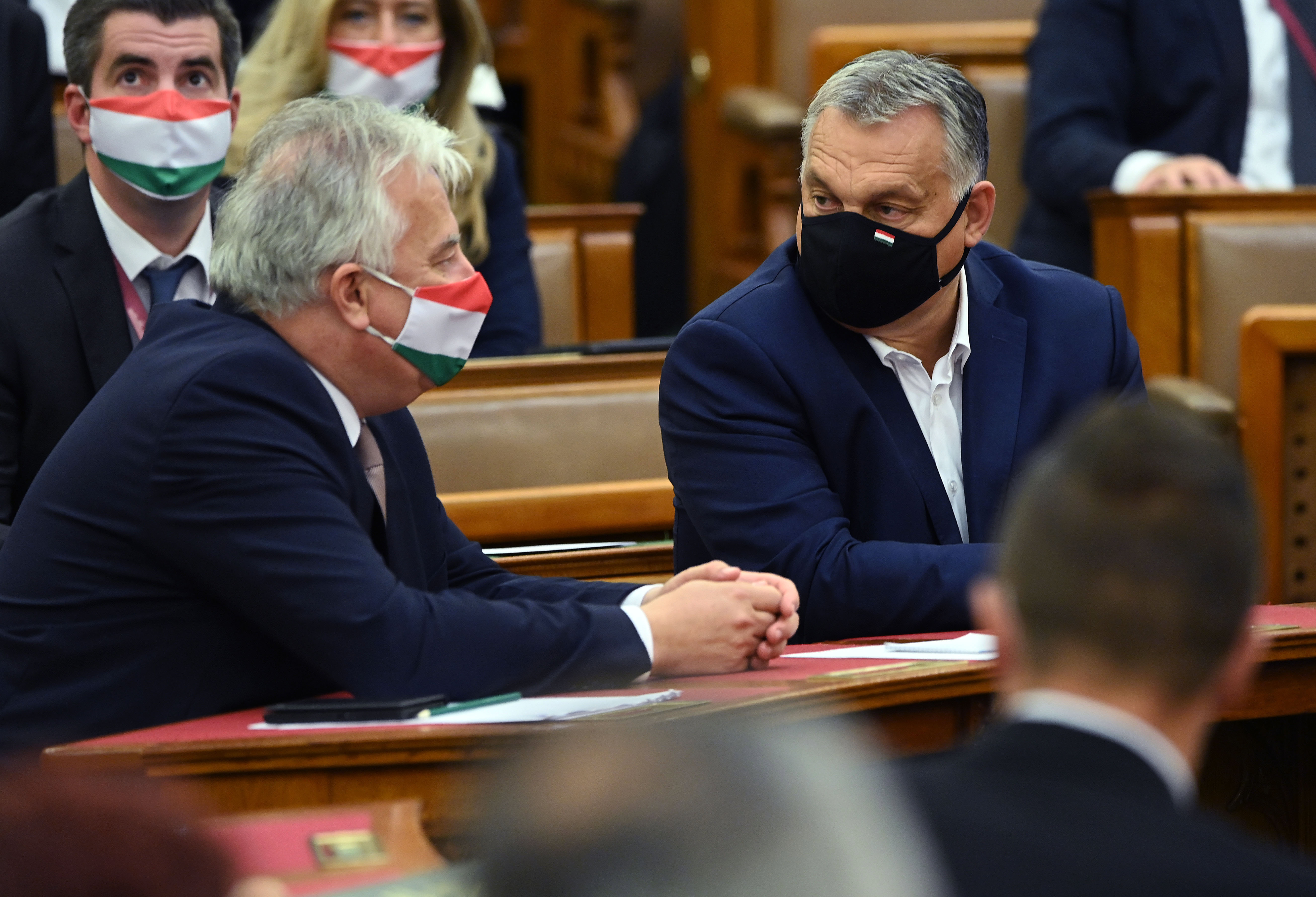Fideszes politikusok is zúgolódnak, hogy túl enyhék a járványügyi intézkedések