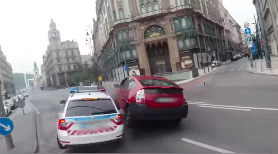 Egy biciklisfutár felvette, ahogy a Ferenciek terénél rendőrautóba csapódik egy Toyota