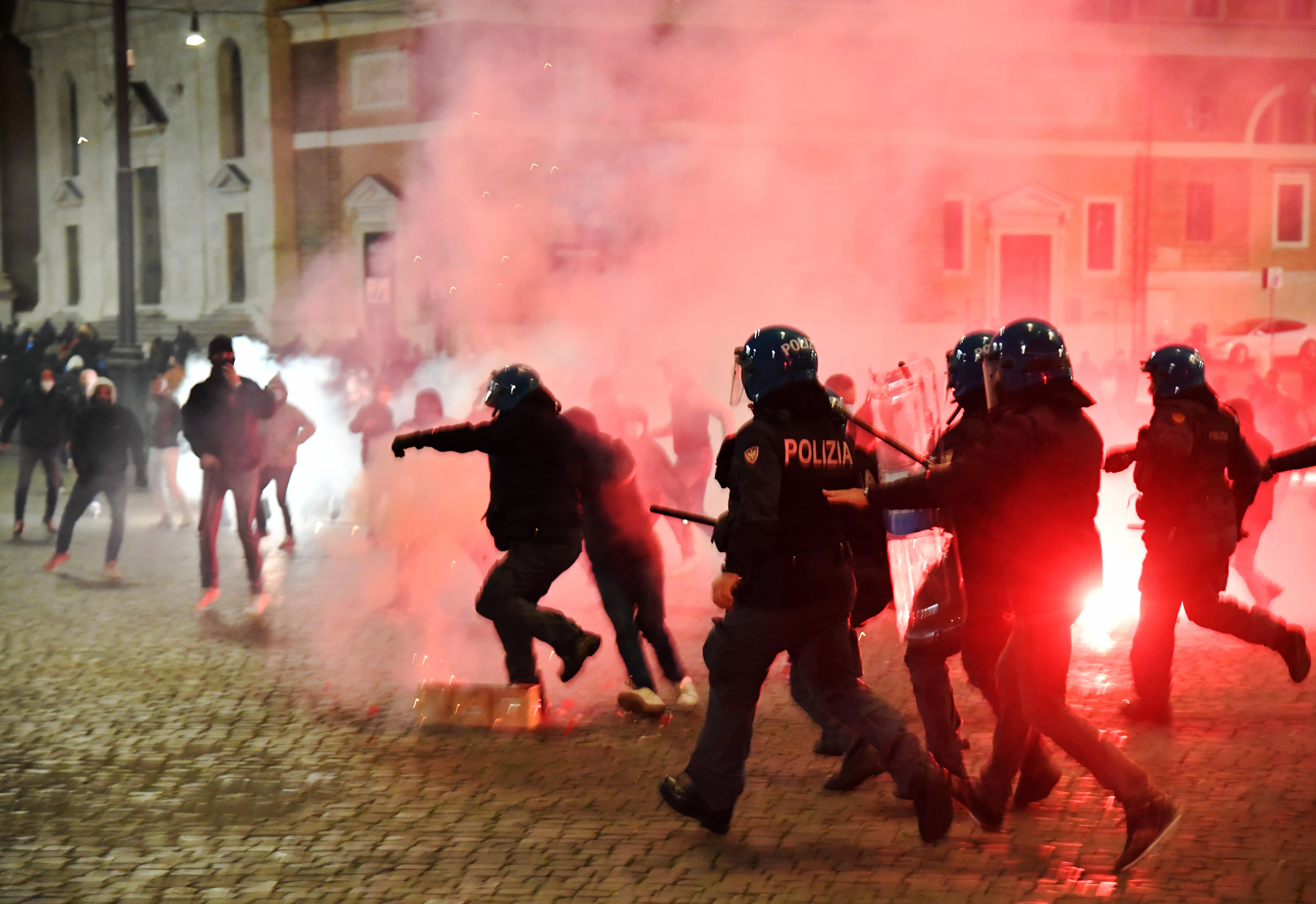 Zavargásba torkollt Rómában a szélsőjobboldal kijárási tilalom elleni tüntetése