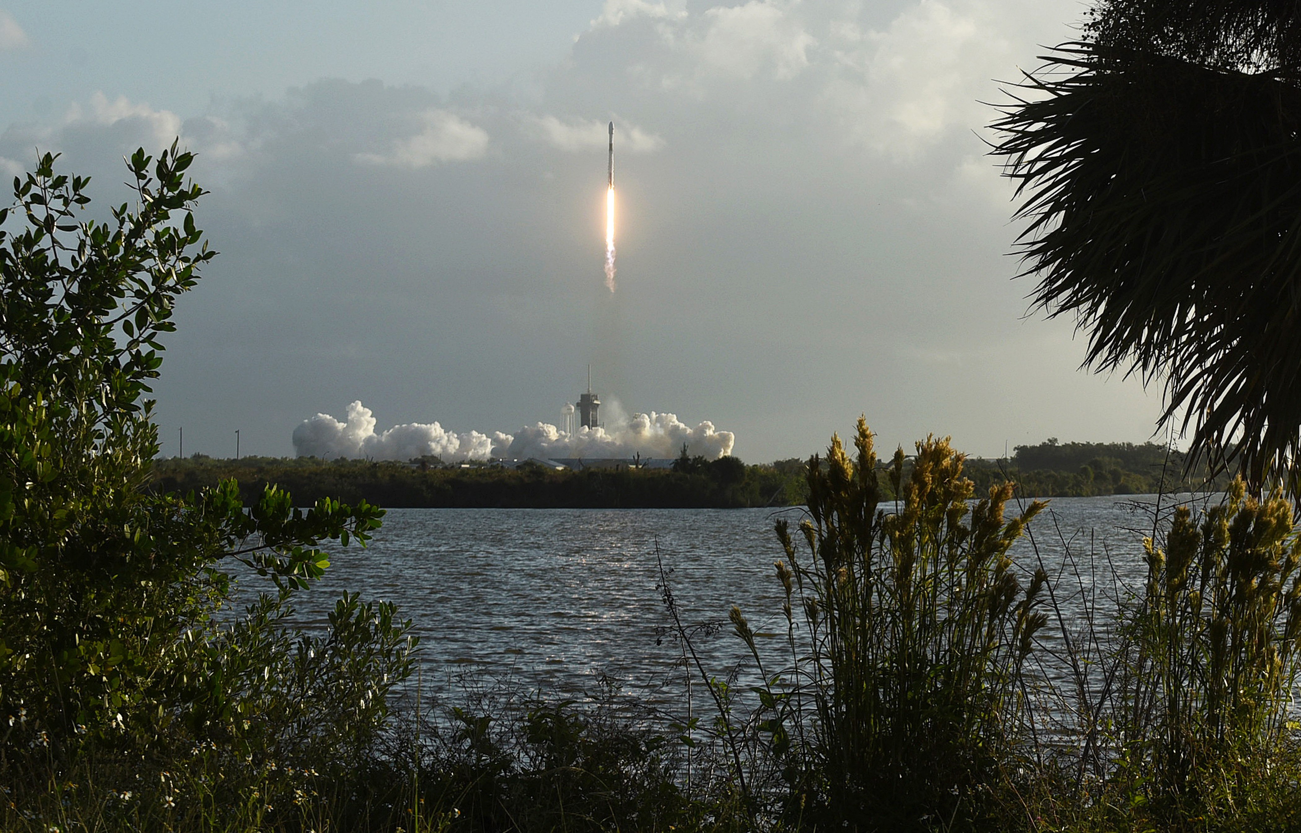 A Starlink műholdjaival a fedélzetén elstartol a SpaceX Falcon 9 rakétája október 18-án a Kennedy Űrközpontból