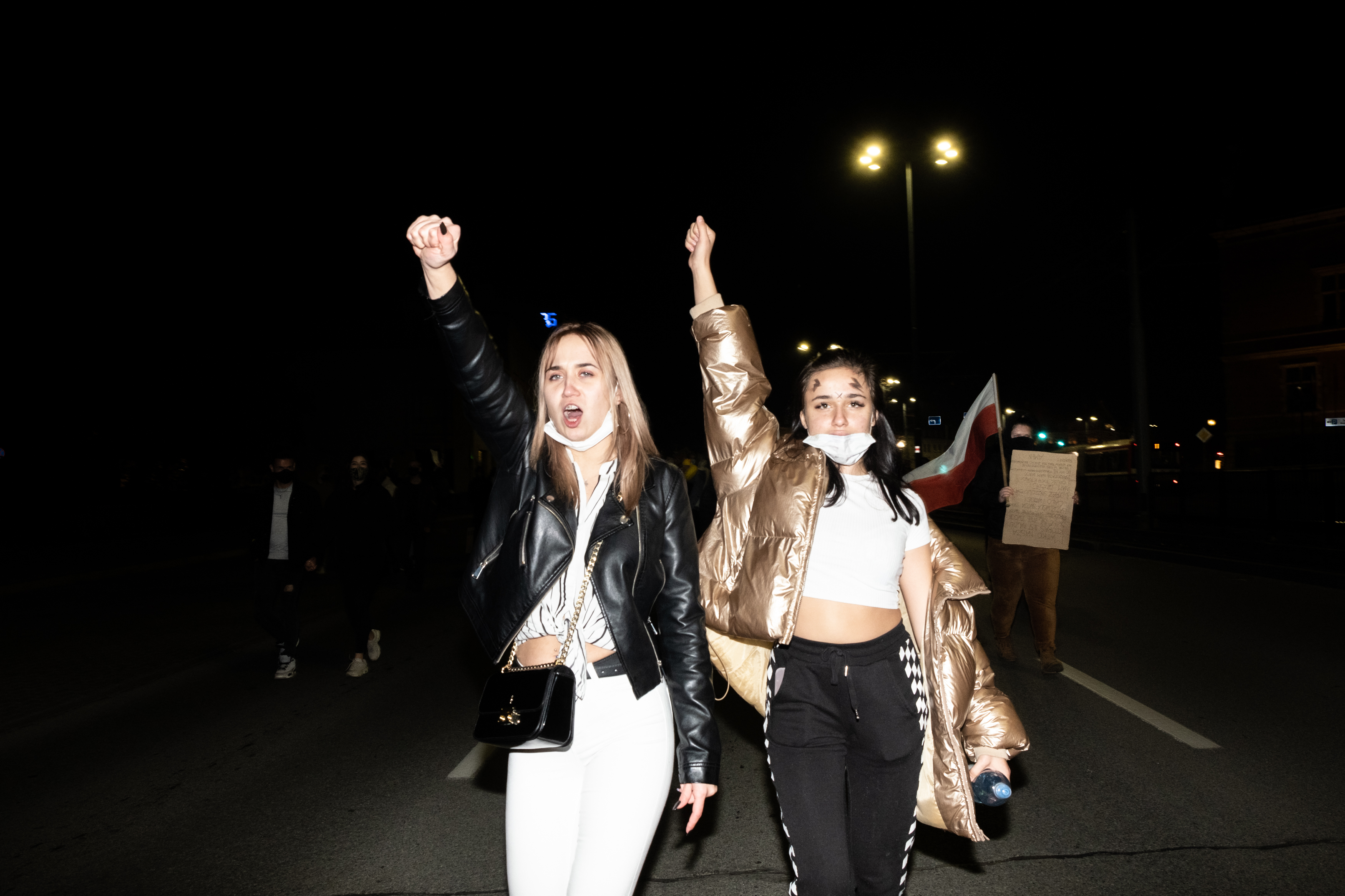 Dühös nők ezrei mentek utcára Lengyelországban
