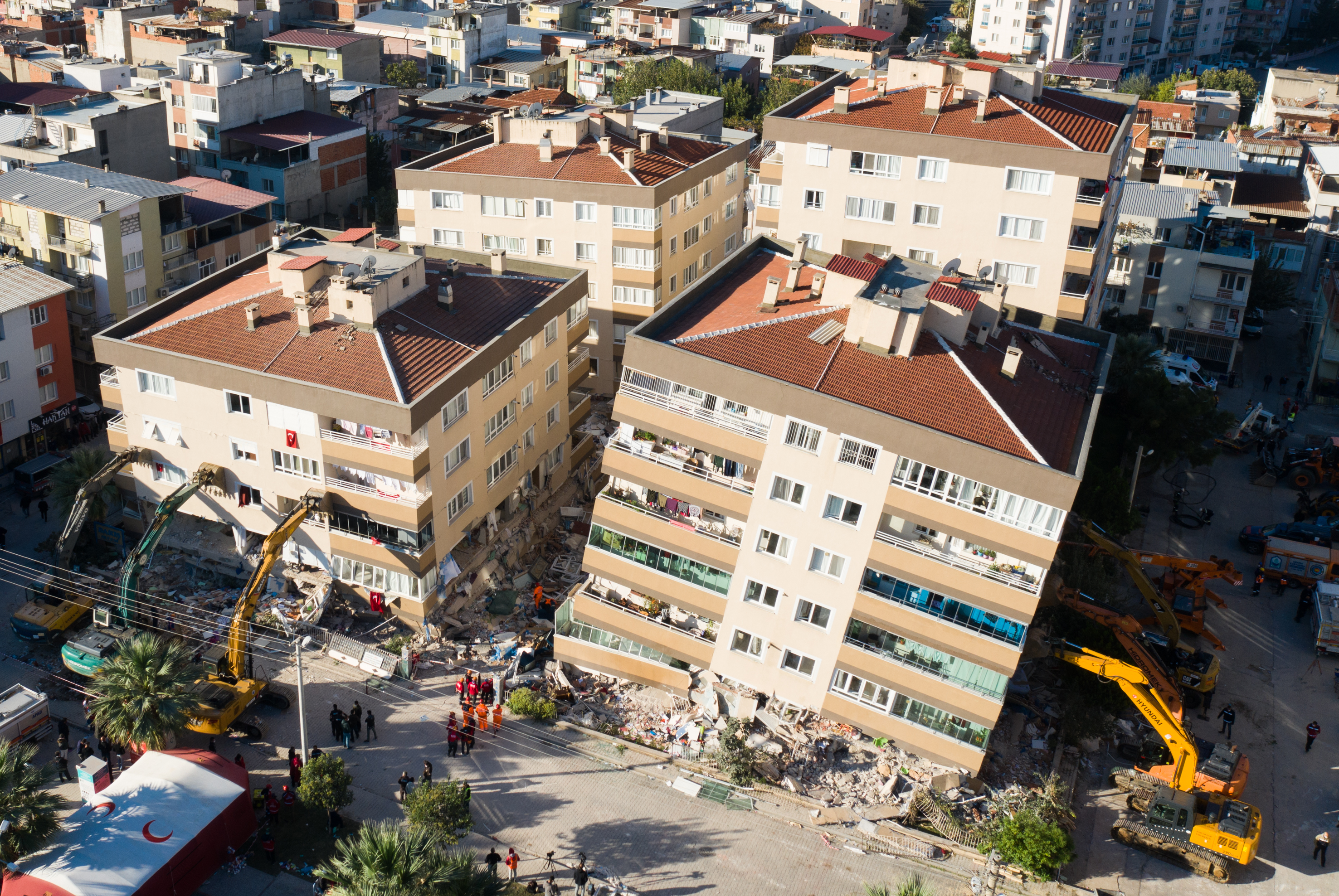 Földrengés rázta meg Törökország partjait, épületek omlottak össze, 28 halott