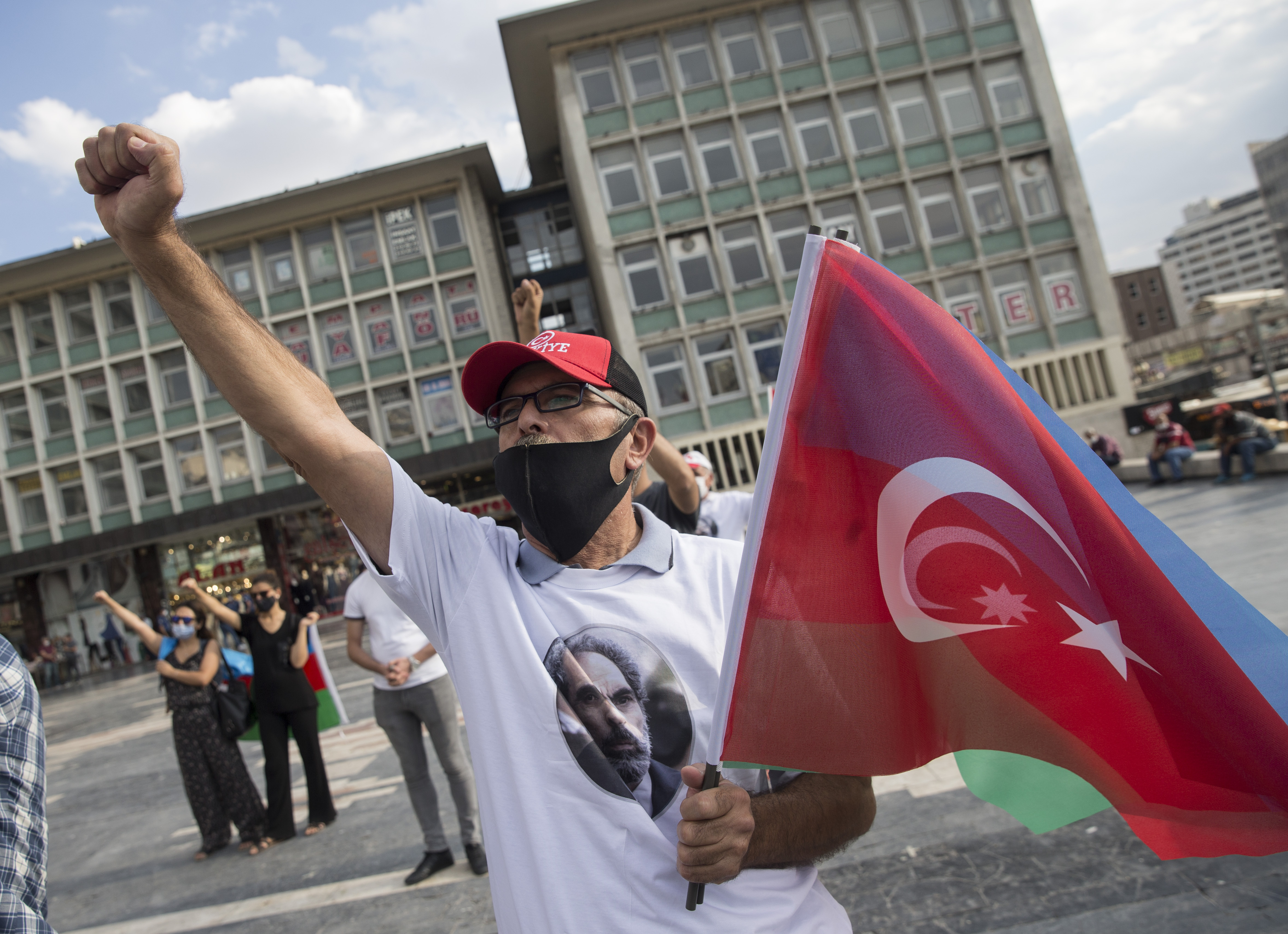 Azeri tüntető Ankarában, pólóján Abulfaz Elcsibej arcképével 2020. augusztus 22-én