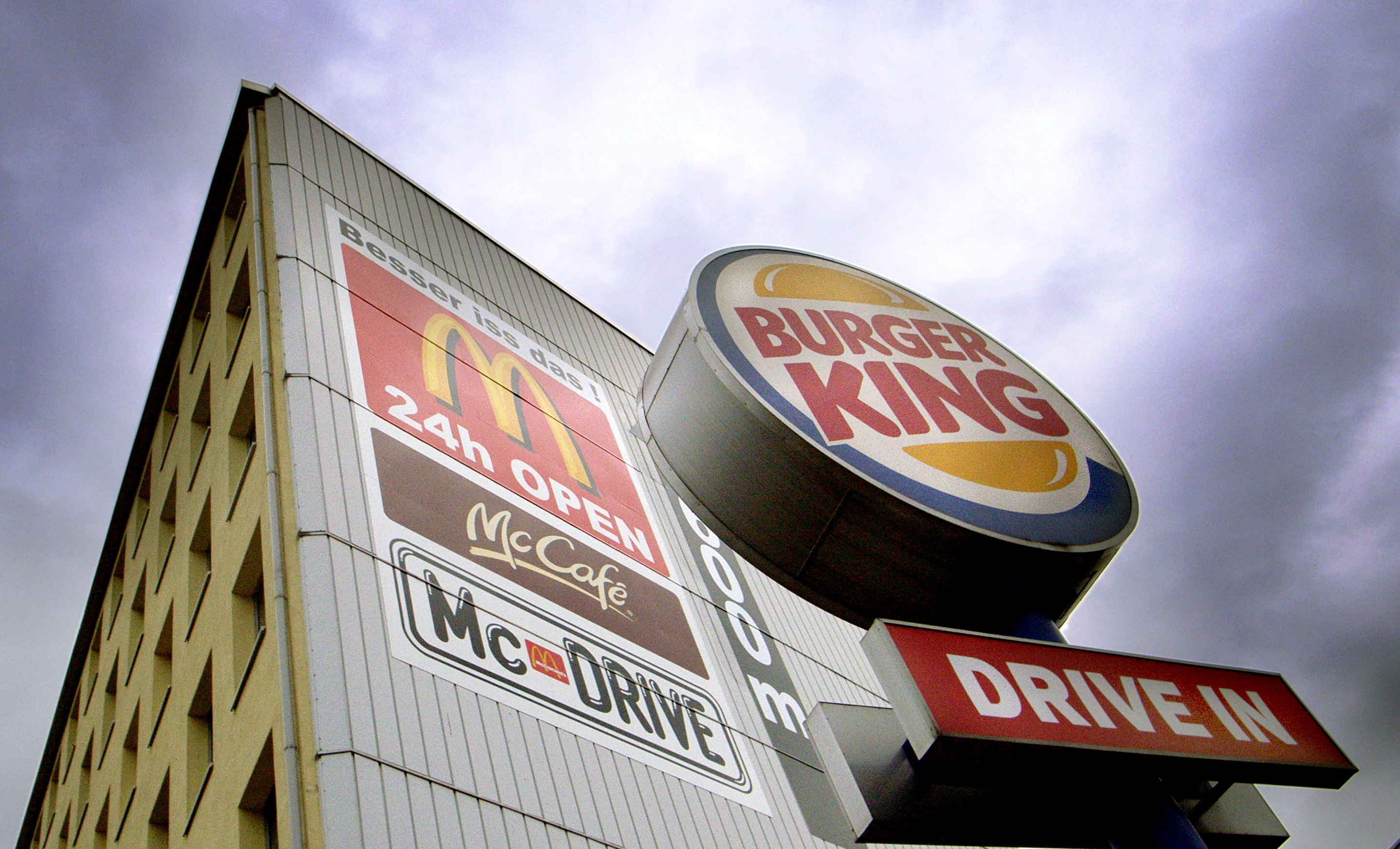 Úgy megviselte az éttermeket a járvány, hogy a Burger King a Mekit és a KFC-t kezdte reklámozni