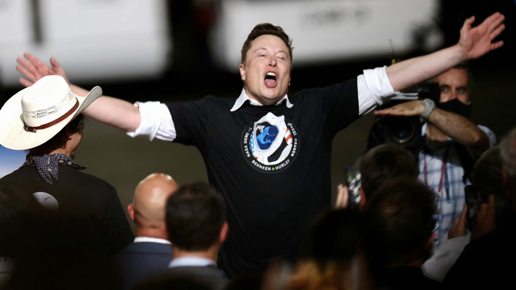 Elon Musk, a SpaceX vezérigazgatója egy Falcon 9 hordozórakéta sikeres indítását ünnepli a floridai Cape Canaveral űrállomáson.