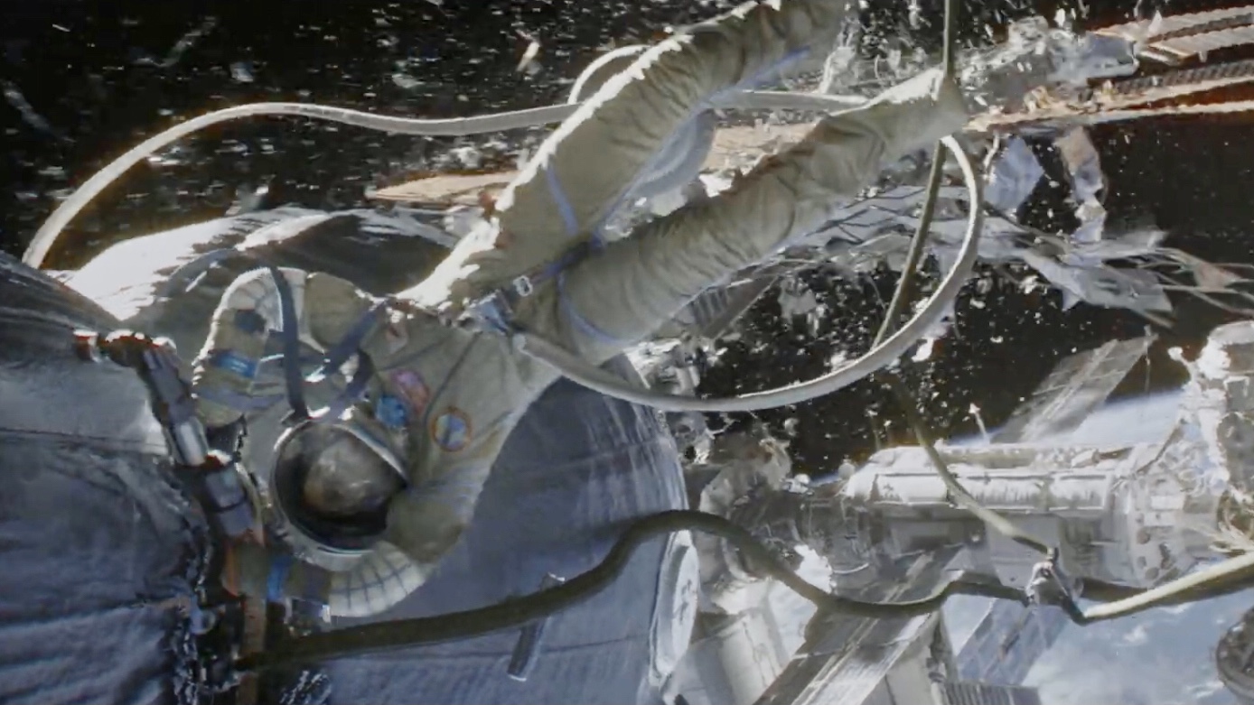 Az űrszemét az űrmissziók legveszélyesebb ellensége. Jelenet a Gravitáció c. filmből (Alfonso Curaón, 2013).