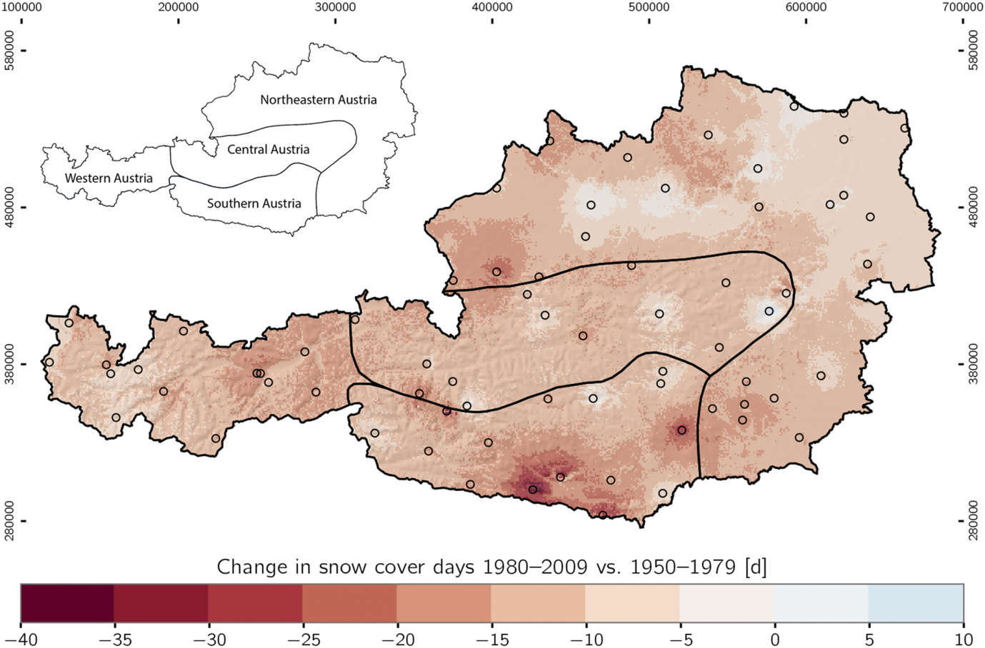 A hótakarós napok számának változása a múlt század közepe (1950–1979) és vége (1980–2009) között Ausztriában állomási méréseken (fekete karikák) alapuló térbeli modell-számítás alapján