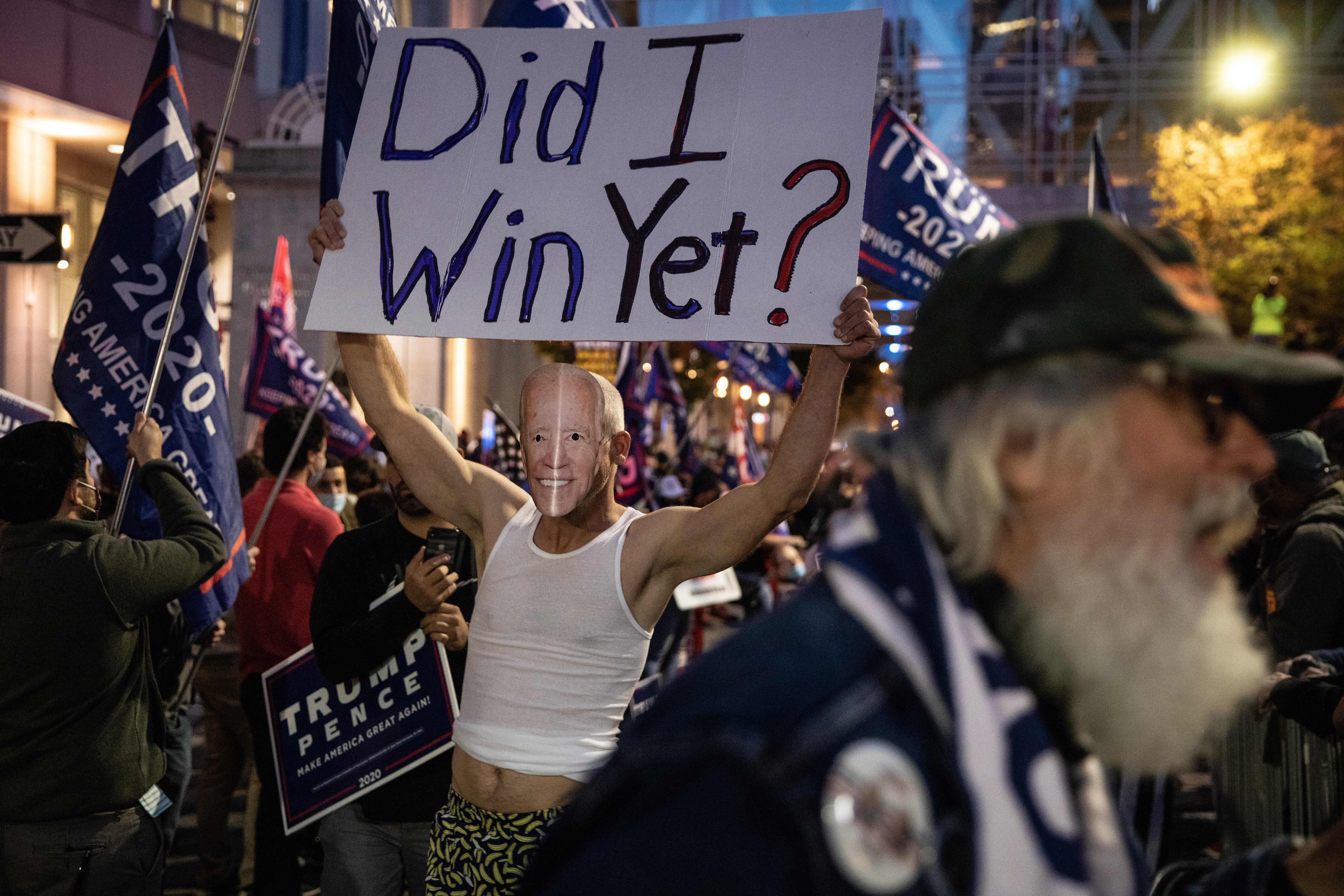 Trump támogatói tüntetnek Philadelphiában (Pennsylvania), a szavazatszámlálás leállítását követelve.