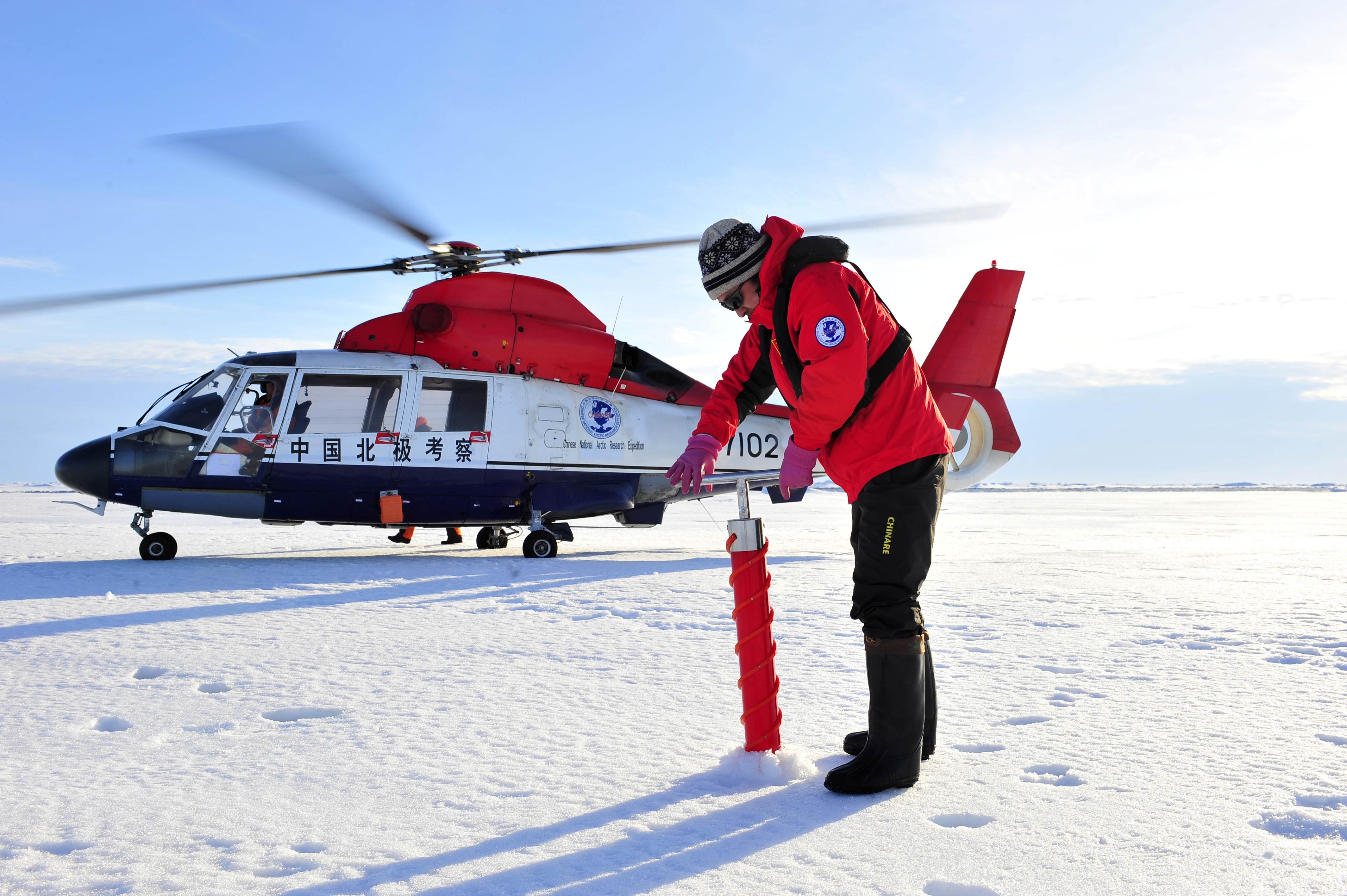 Jégmagmintát fúró kínai kutató az Északi-sarkon