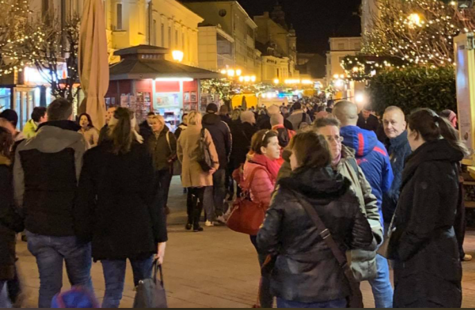 Győrben gőzerővel készülnek a karácsonyi vásárra, miközben messze ez a megye a legfertőzöttebb