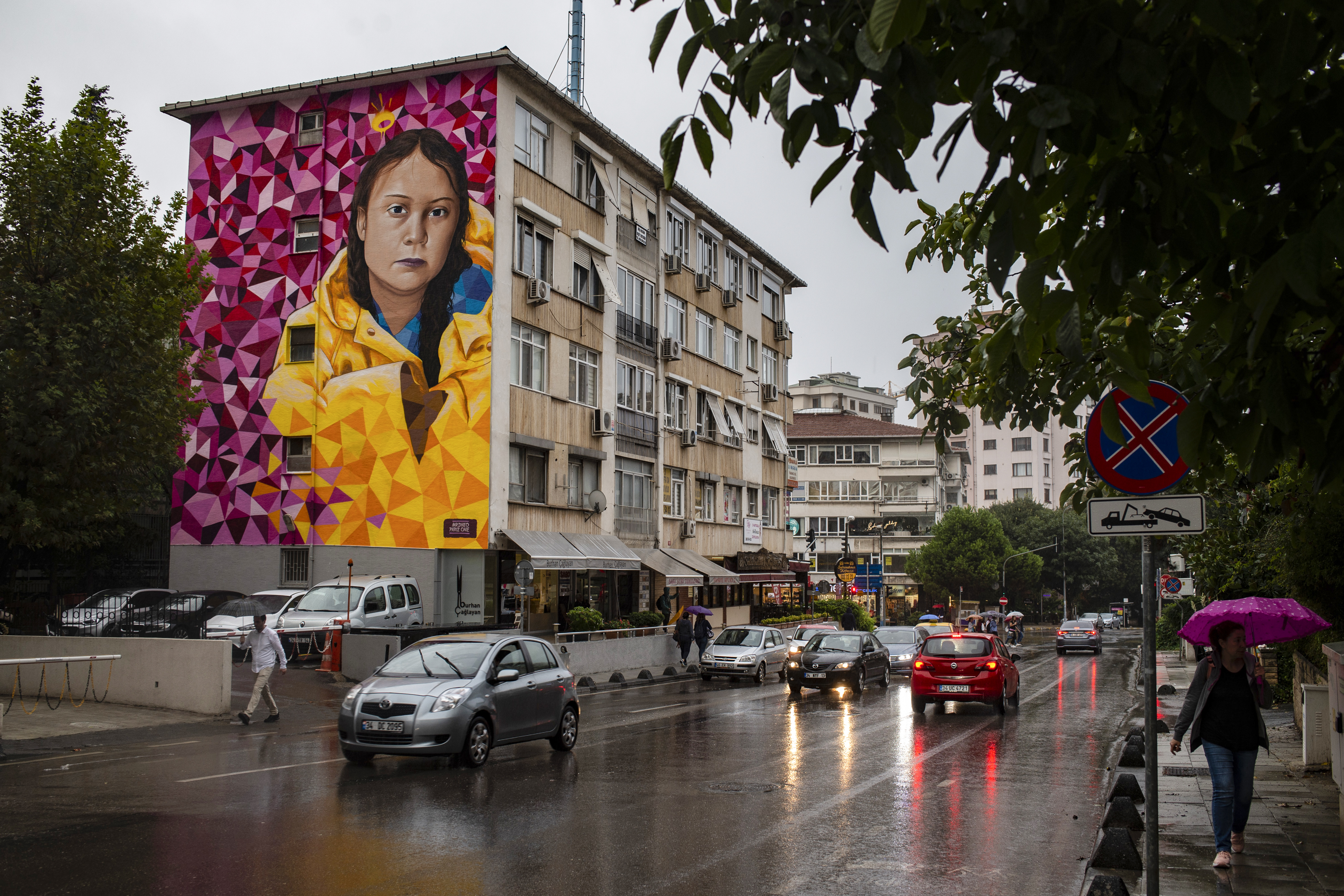 Greta Thunberget ábrázoló tűzfal Isztambulban