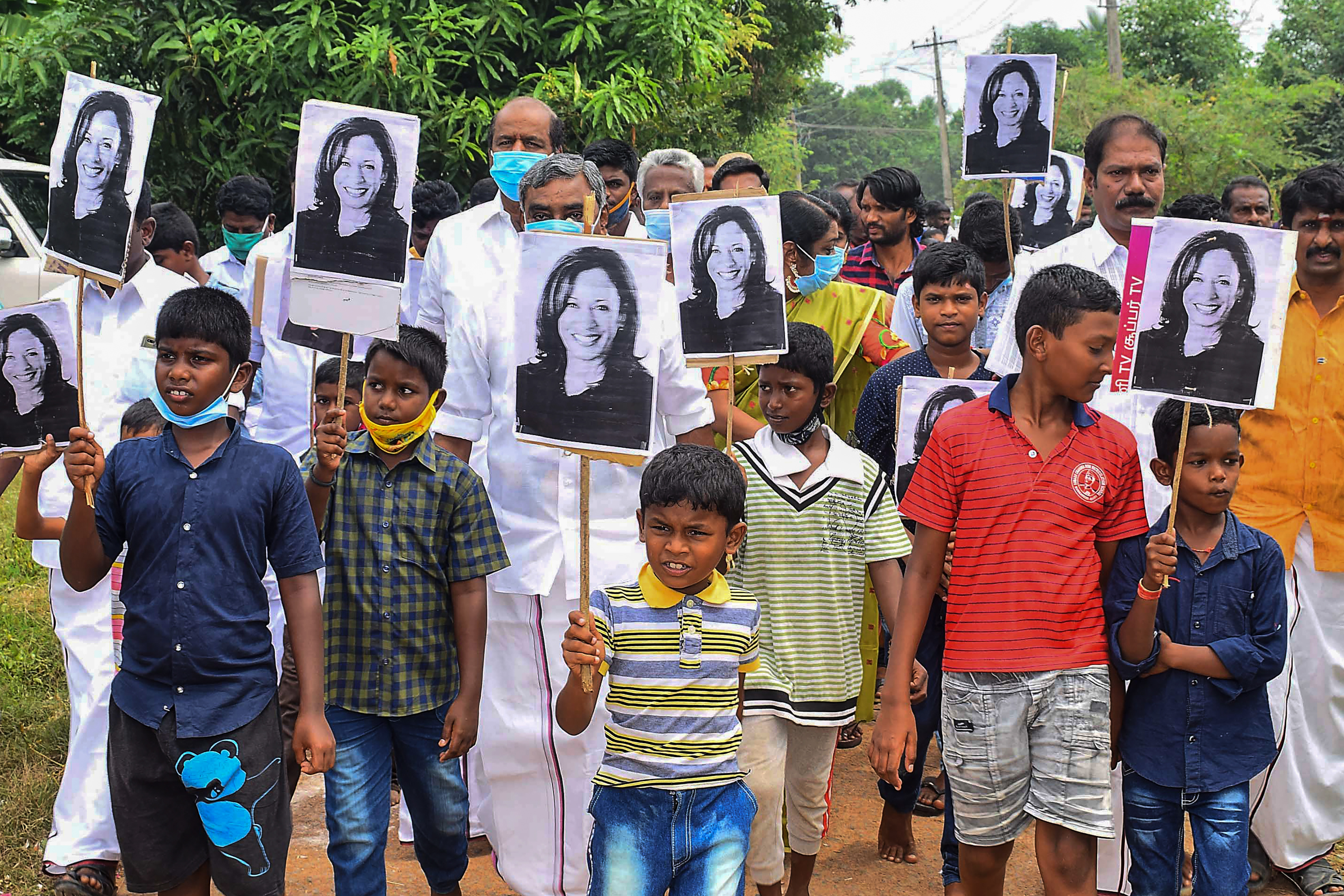 Indiai gyerekek ünneplik az indiai származású Kamala Harris alelnökké válásztását Tamil Nadu tartományban vasárnap.