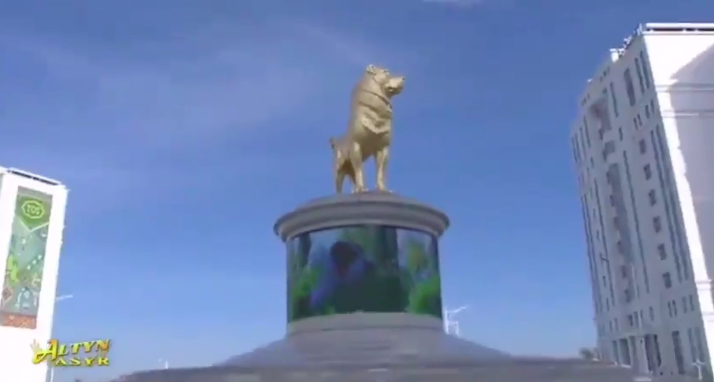 Digitális kijelzővel egybeépített arany kutyaszobrot állíttatott a legendásan  háziállatfóbiás türkmén diktátor
