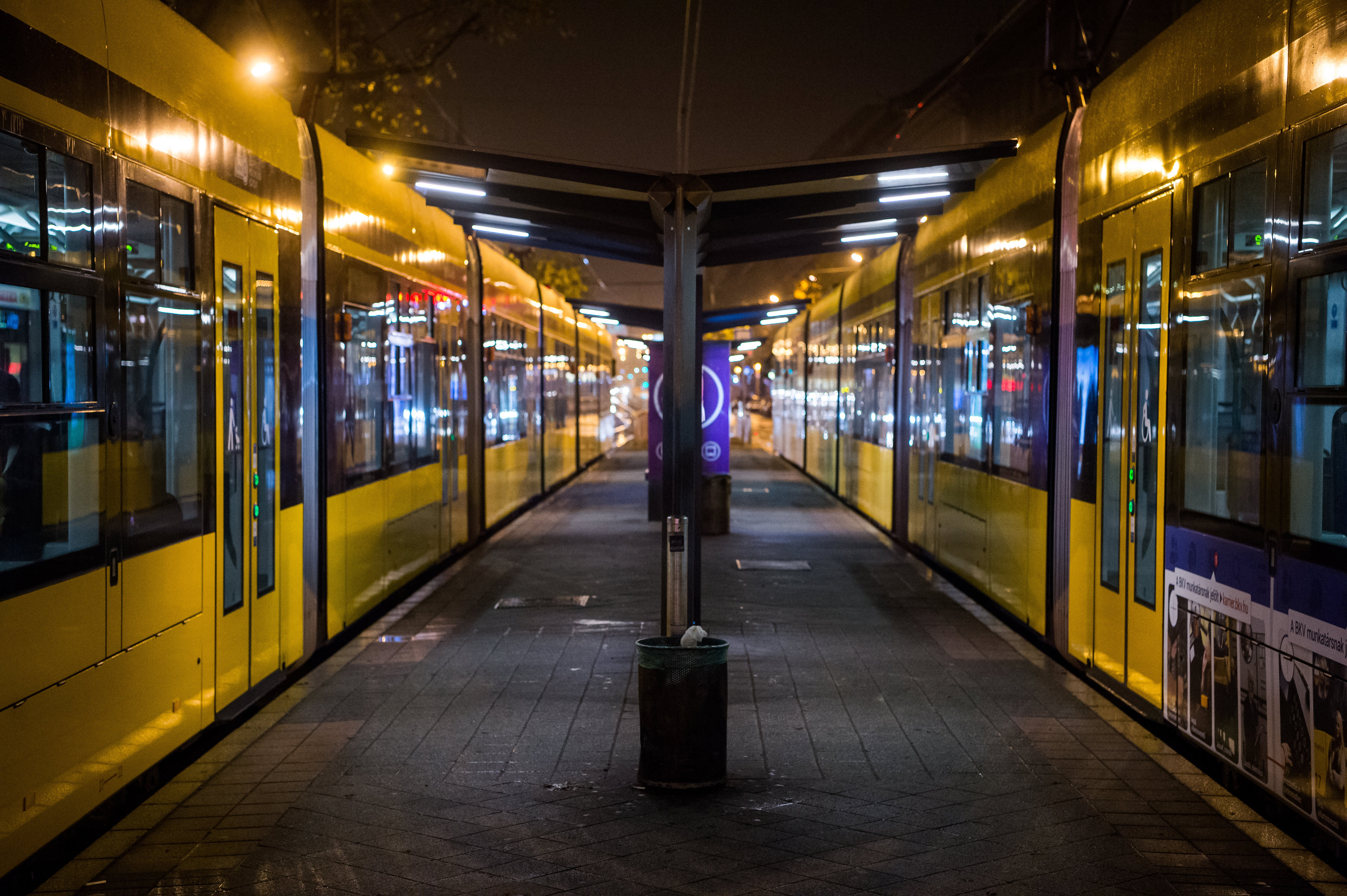 Az Oktogon villamosmegálló Budapesten, éjszaka