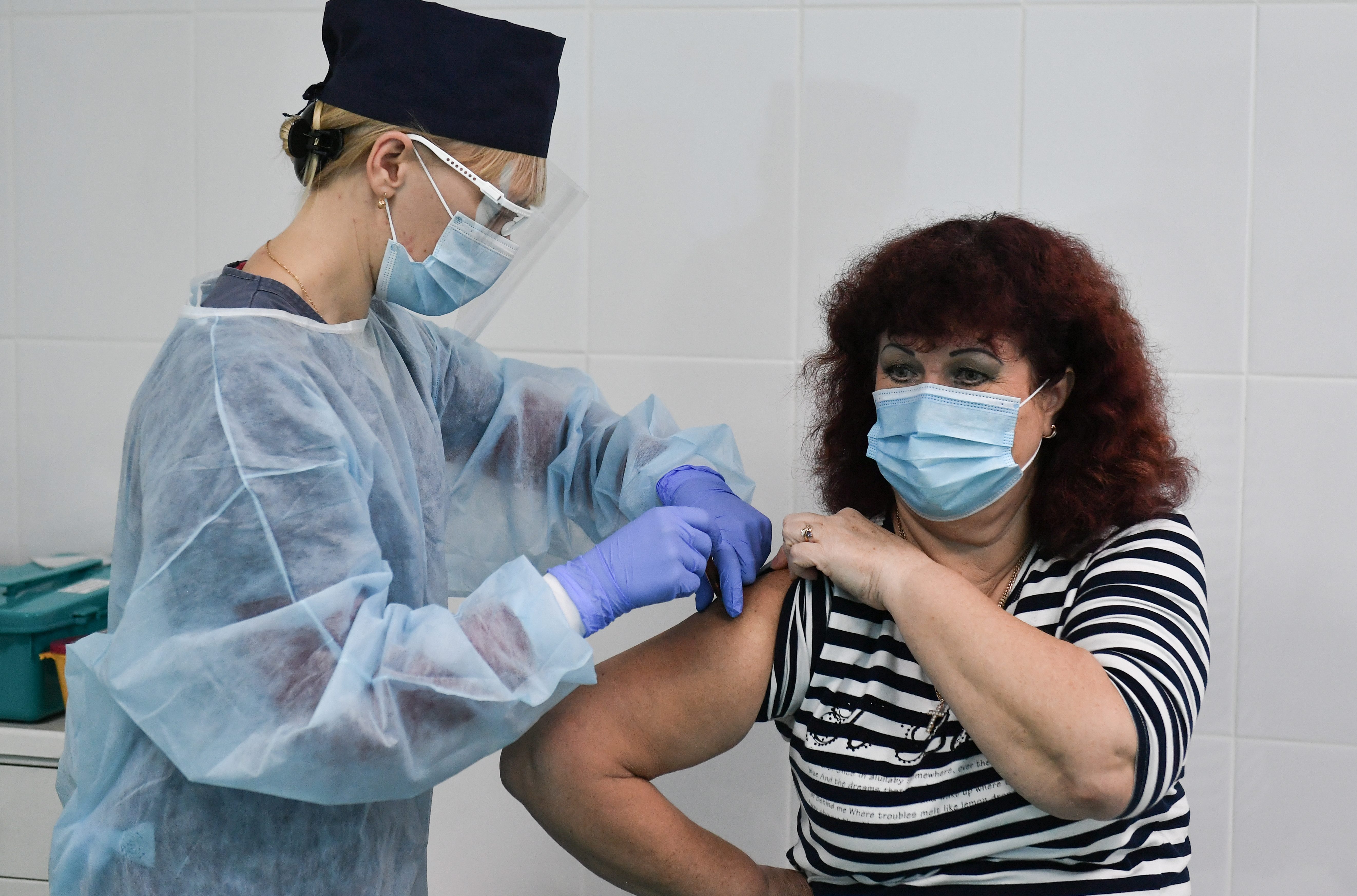 Az orosz vakcinát az egészségügyi dolgozók már megkapták – itt például egy nő a kírmi Szimferopolban