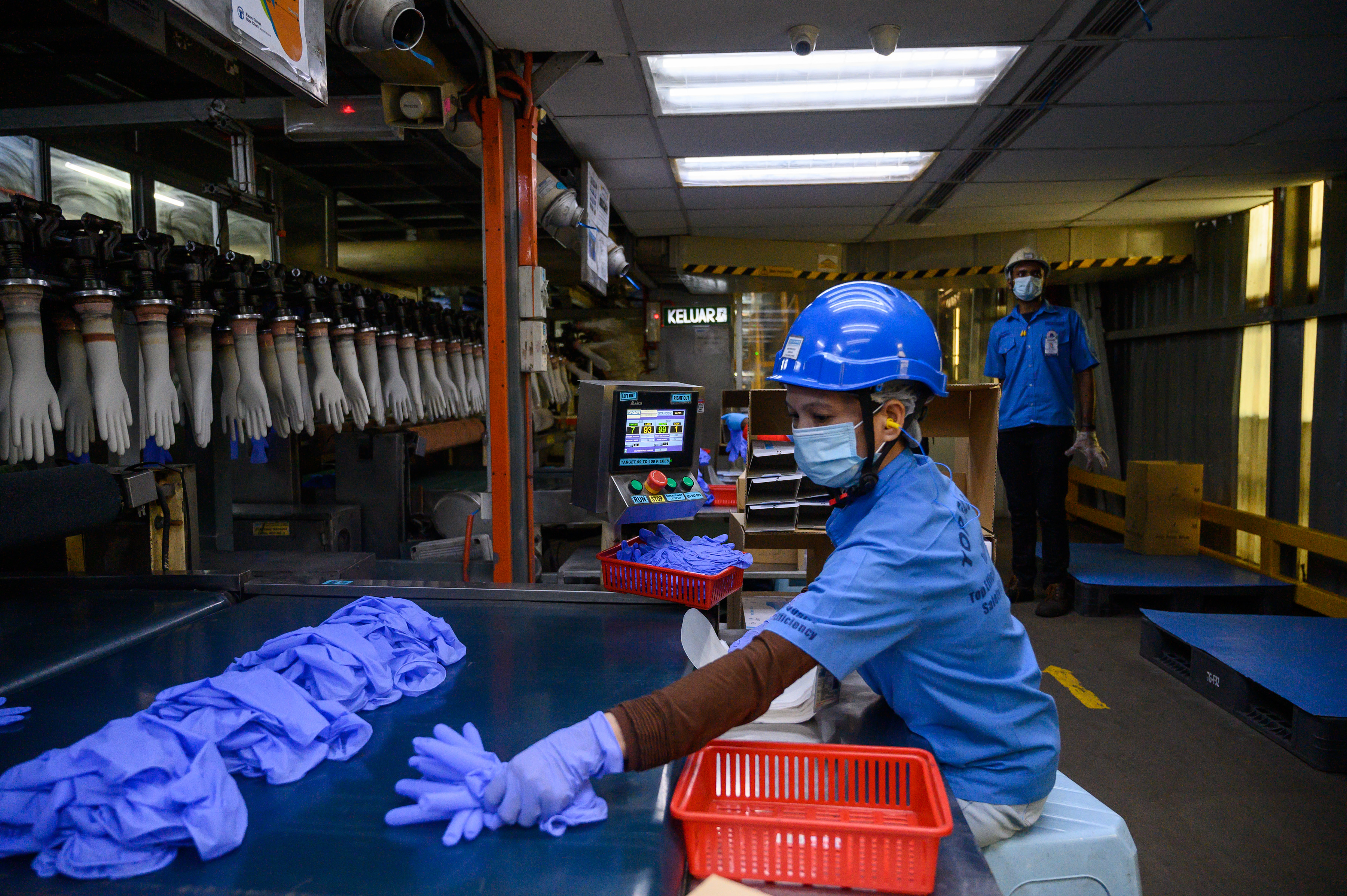 28 gyárat zár be a világ legnagyobb gumikesztyűgyártó cége, mert 2500 koronavírusost találtak