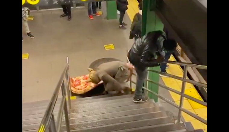 Alig lepődött meg a New York-i metró utasa az óriási pizzaszeletet vonszoló patkányemberen, a korláton átmászva kikerülte