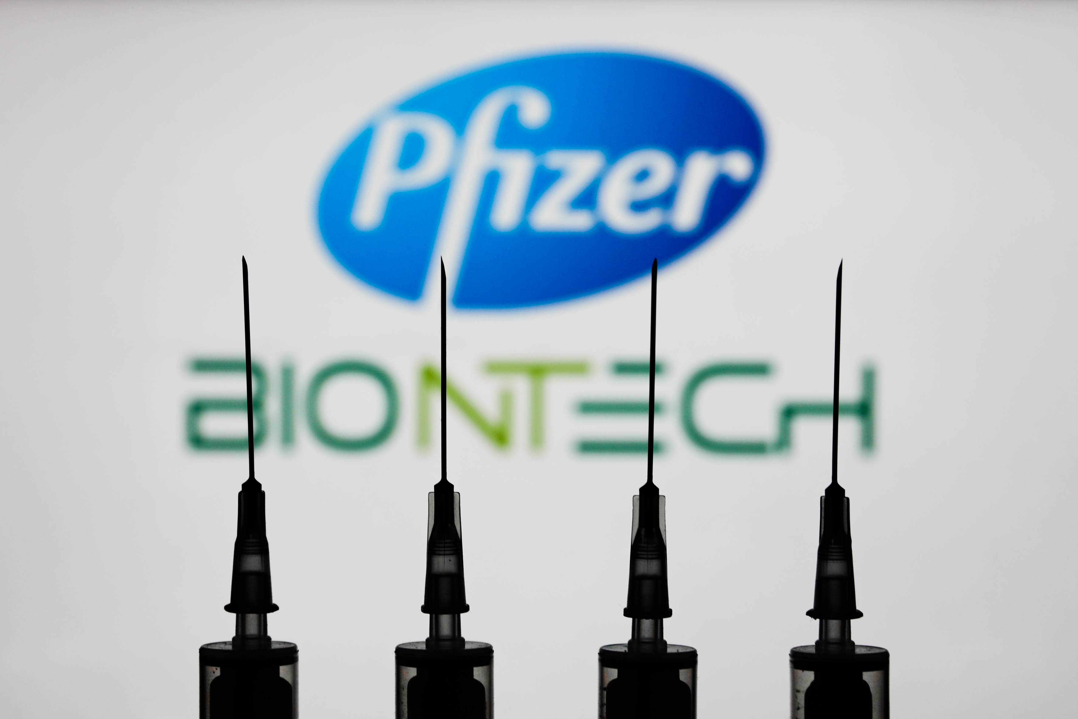 A BioNTech és a Pfizer is engedélyeztetési kérelmet nyújtott be Európában