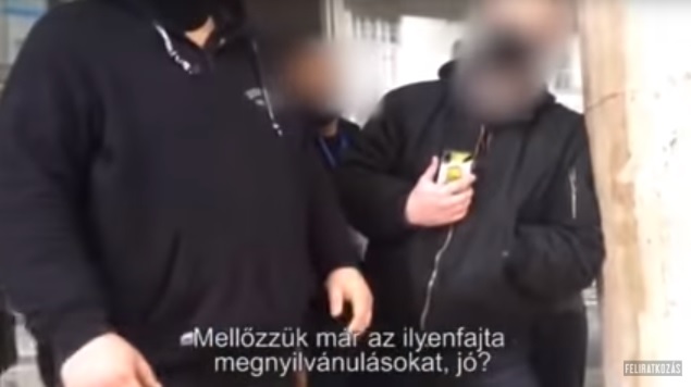 Fekete ruhás biztonsági őrök fogadták az SZFE diákját a bejáratnál