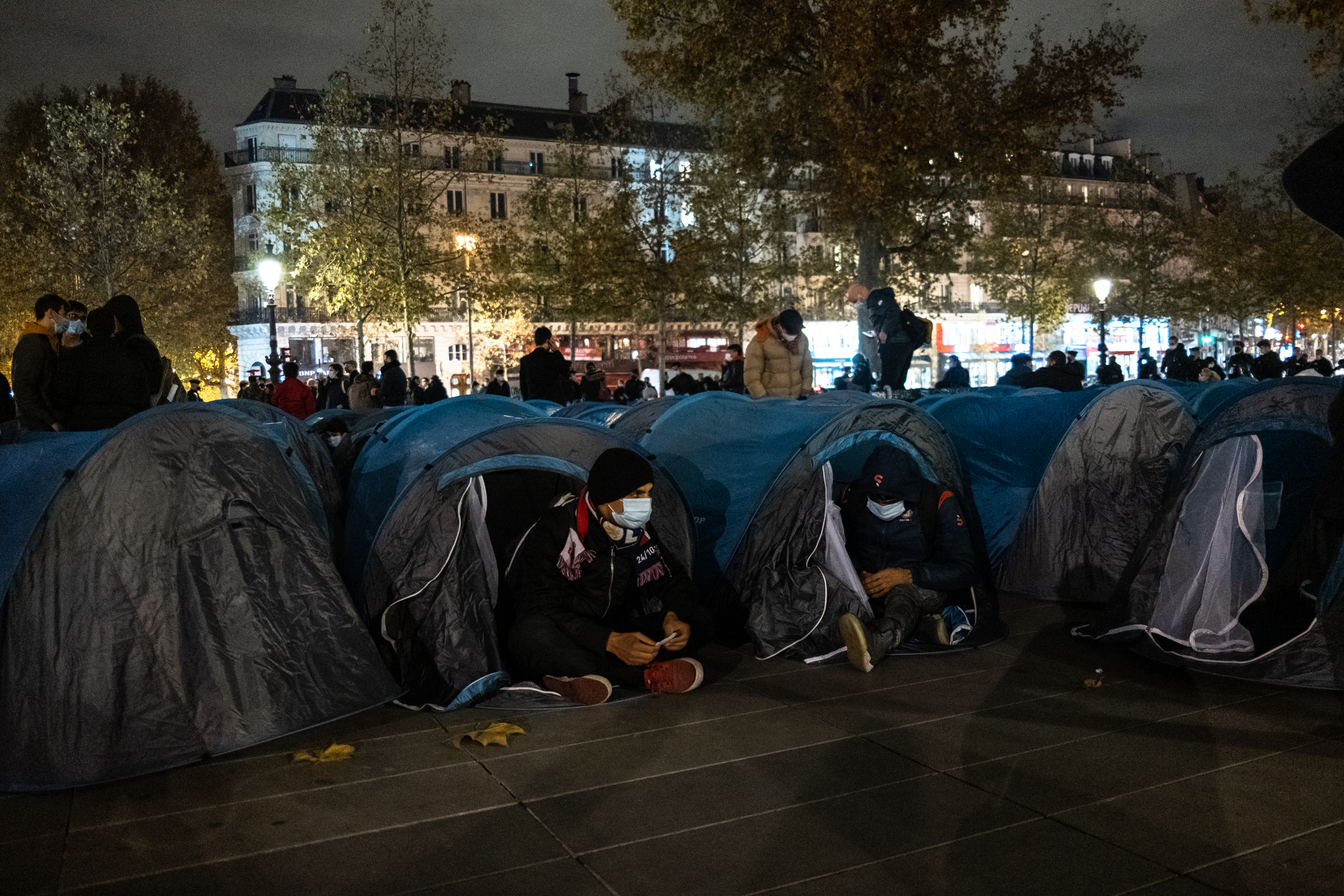 A francia belügyminiszter szerint felkavaró volt látni, ahogy a rendőrök felszámoltak egy illegális menekülttábort