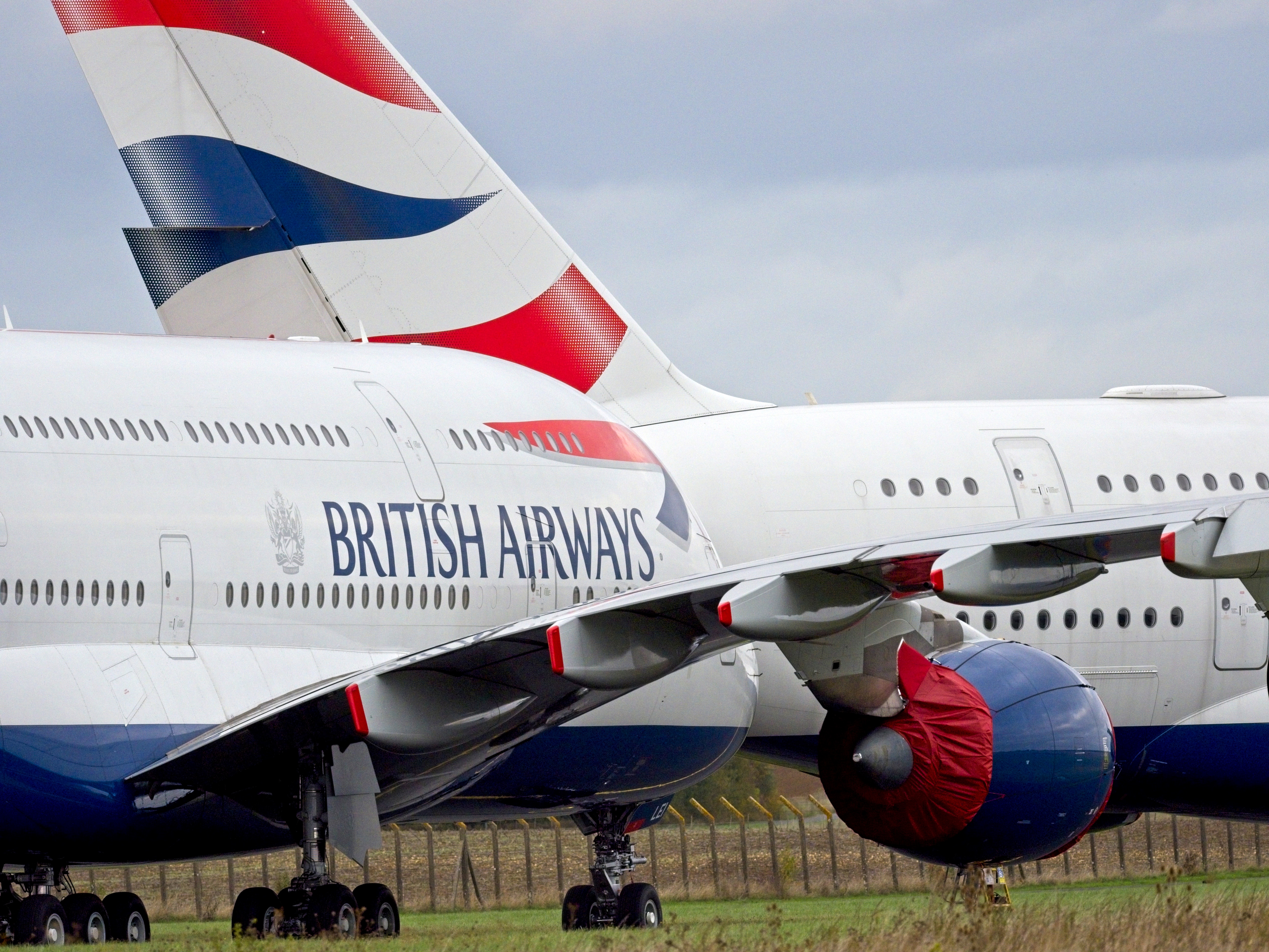 A British Airways zsúrkocsikkal, papucsokkal és étkészlettel akarja megőrizni az utasait