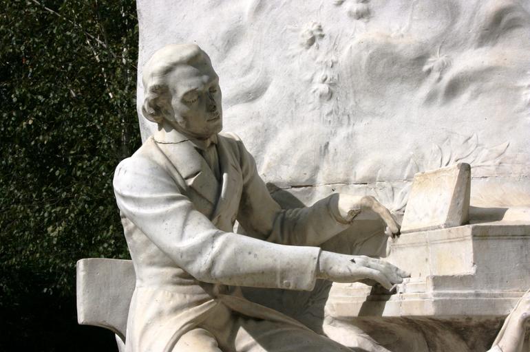 Hosszú időn át kihagyhatták Chopin életrajzából, hogy a férfiak iránt érdeklődött
