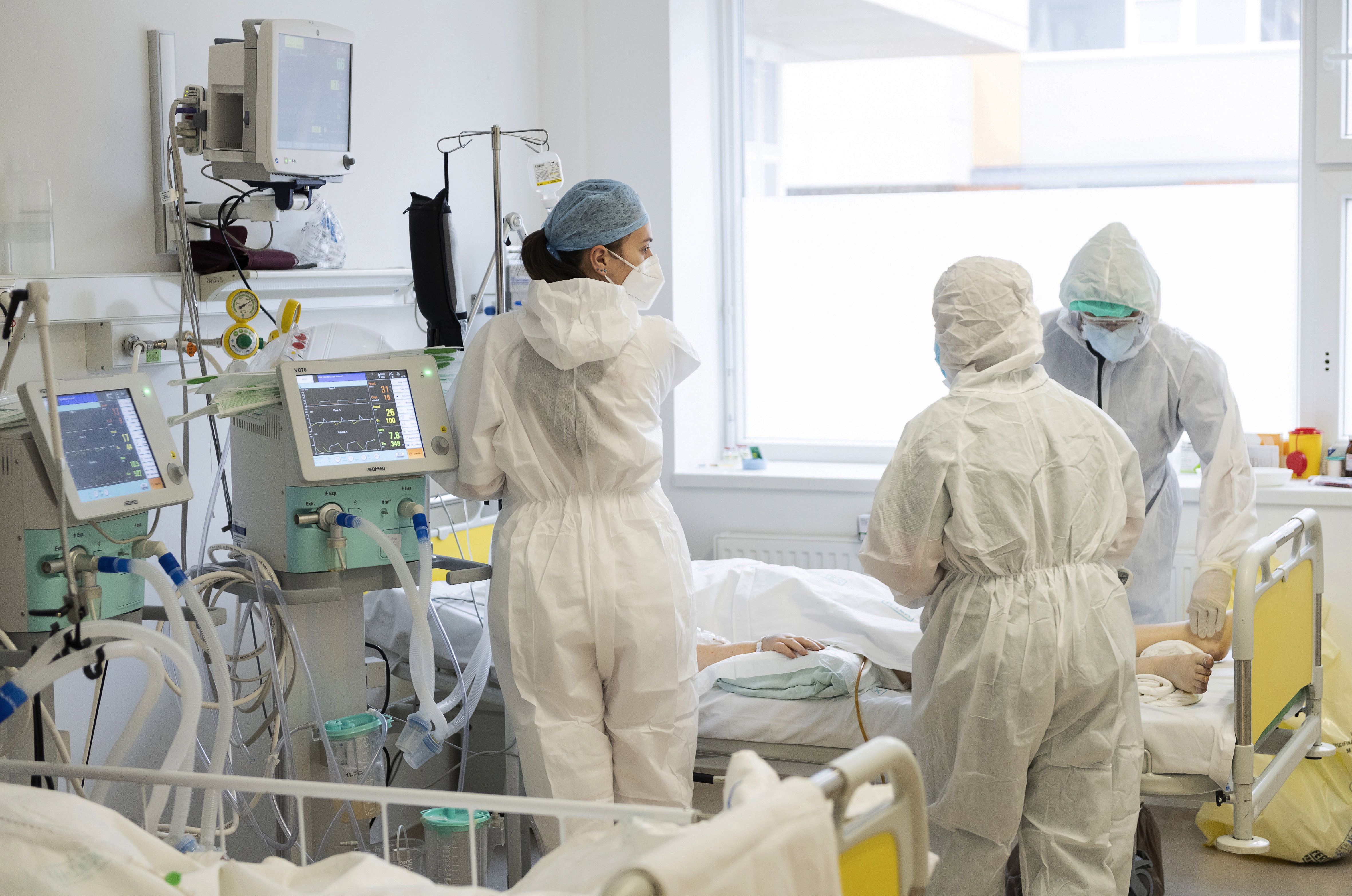Közel kétezer koronagyanús beteget hagynak ki a kórházi statisztikákból, de attól még őket is el kell látni