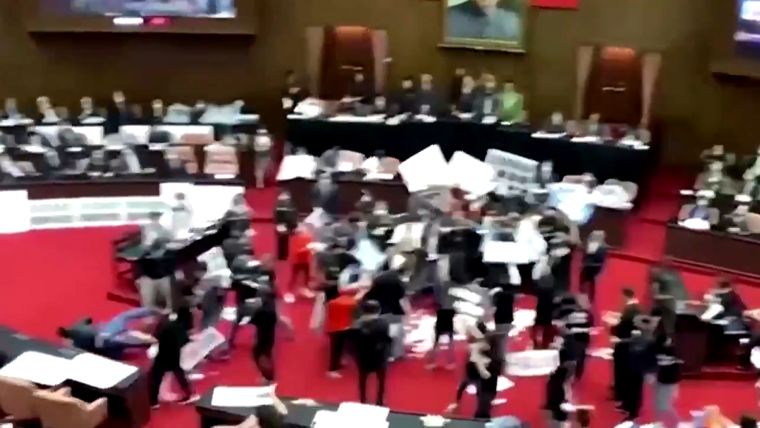 Disznóbéllel dobálták egymást a képviselők a tajvani parlamentben