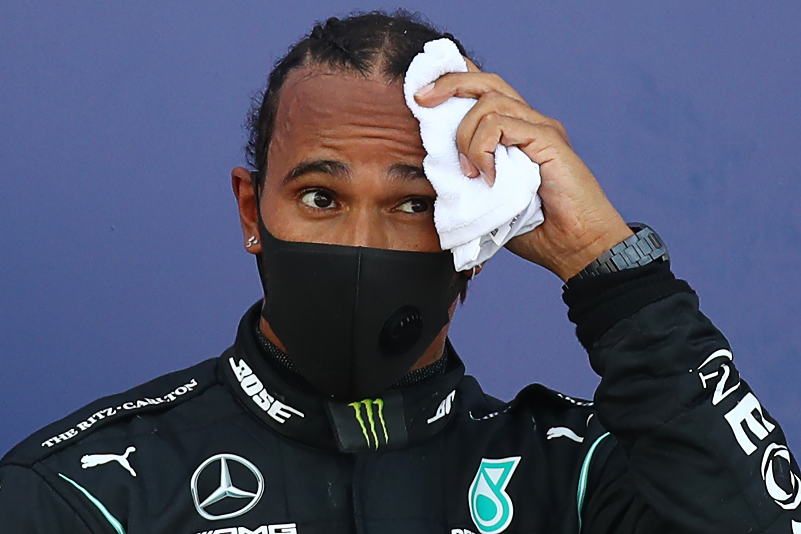 Lewis Hamilton koronavírusos, nélküle rendezik meg a hétvégi Forma 1-es futamot